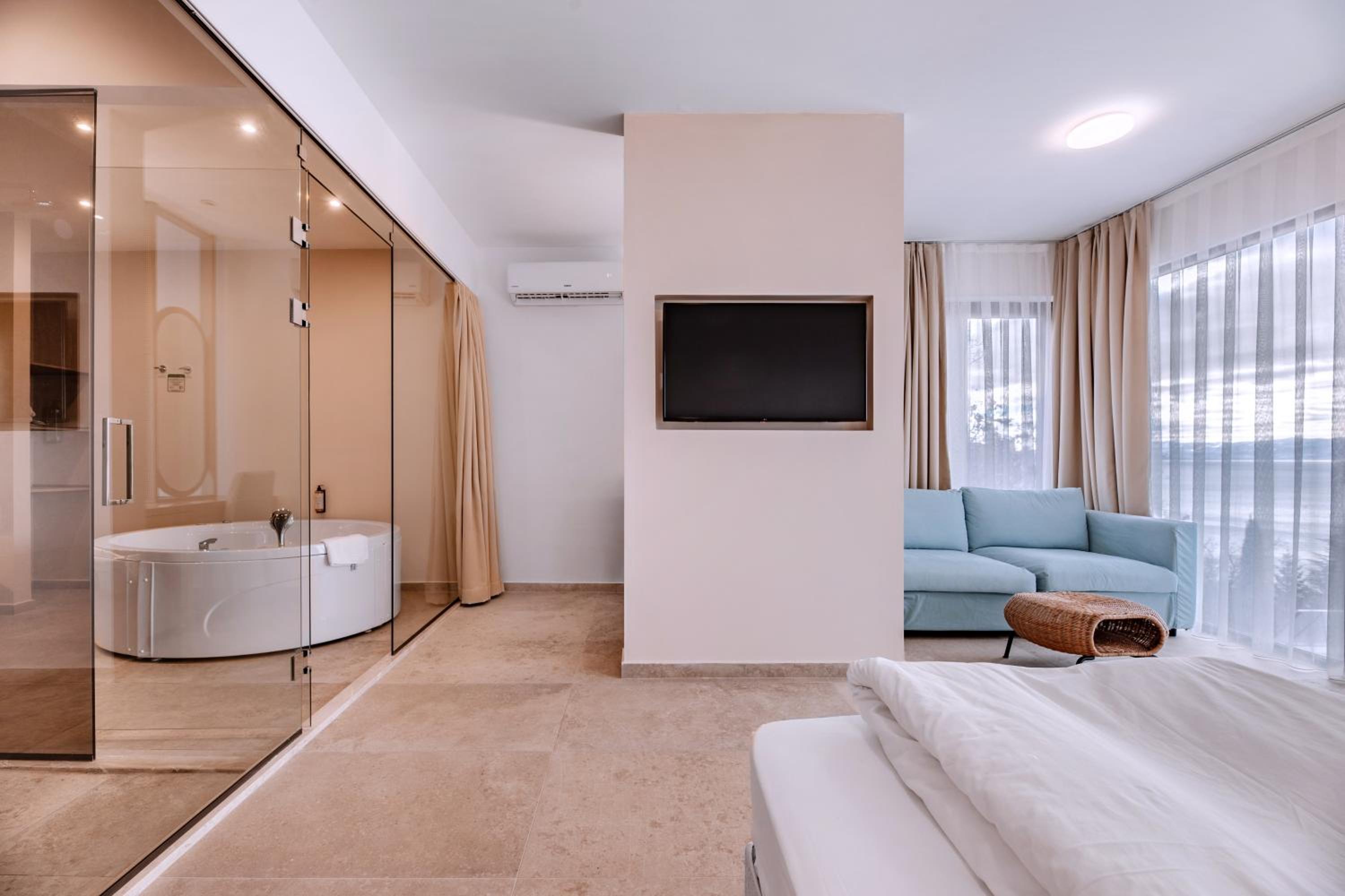 Deluxe Suite with Grand Lake and Pool view - Photo 5