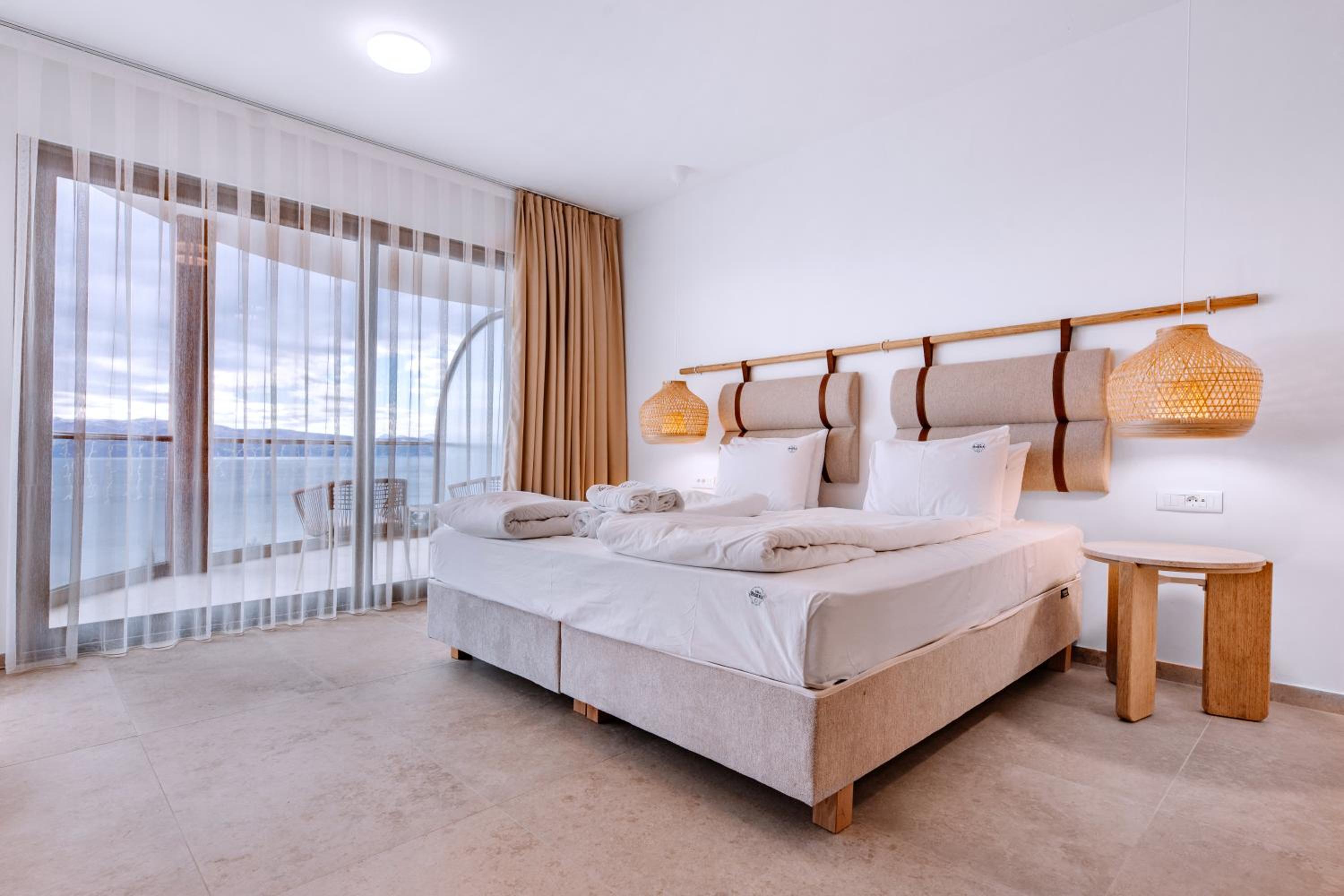 Deluxe Suite with Grand Lake and Pool view - Photo 7