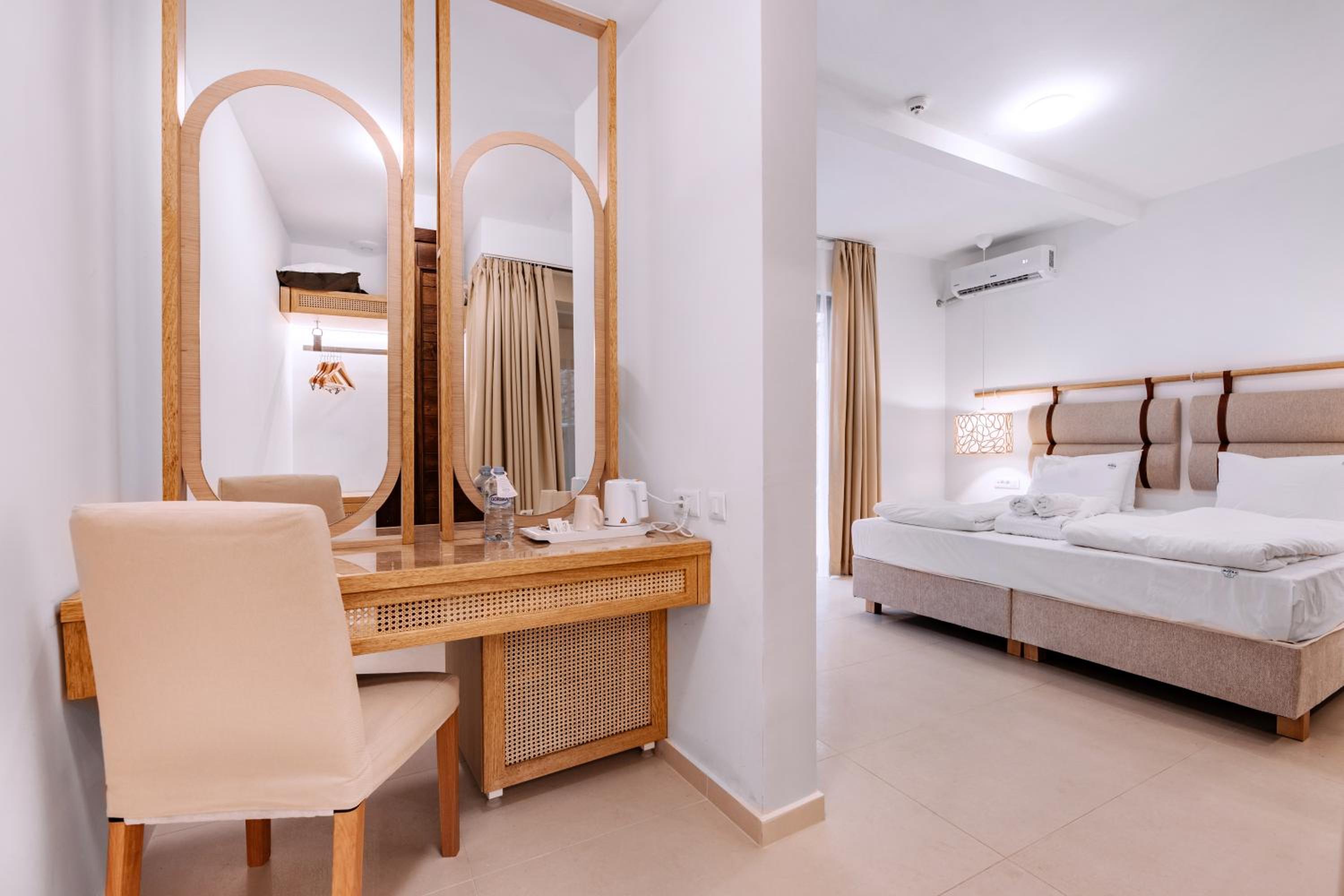 Deluxe Suite with Grand Lake and Pool view - Photo 8