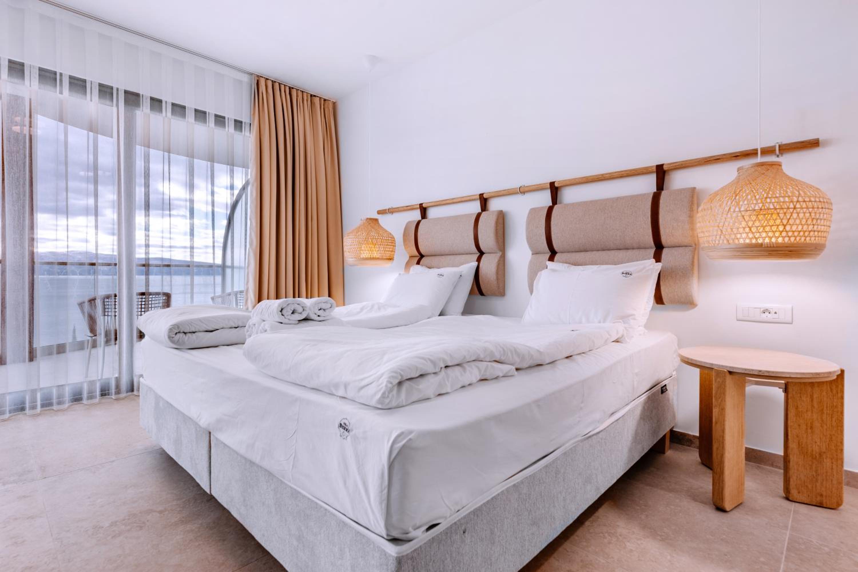 Deluxe Suite with Grand Lake and Pool view - Photo 9