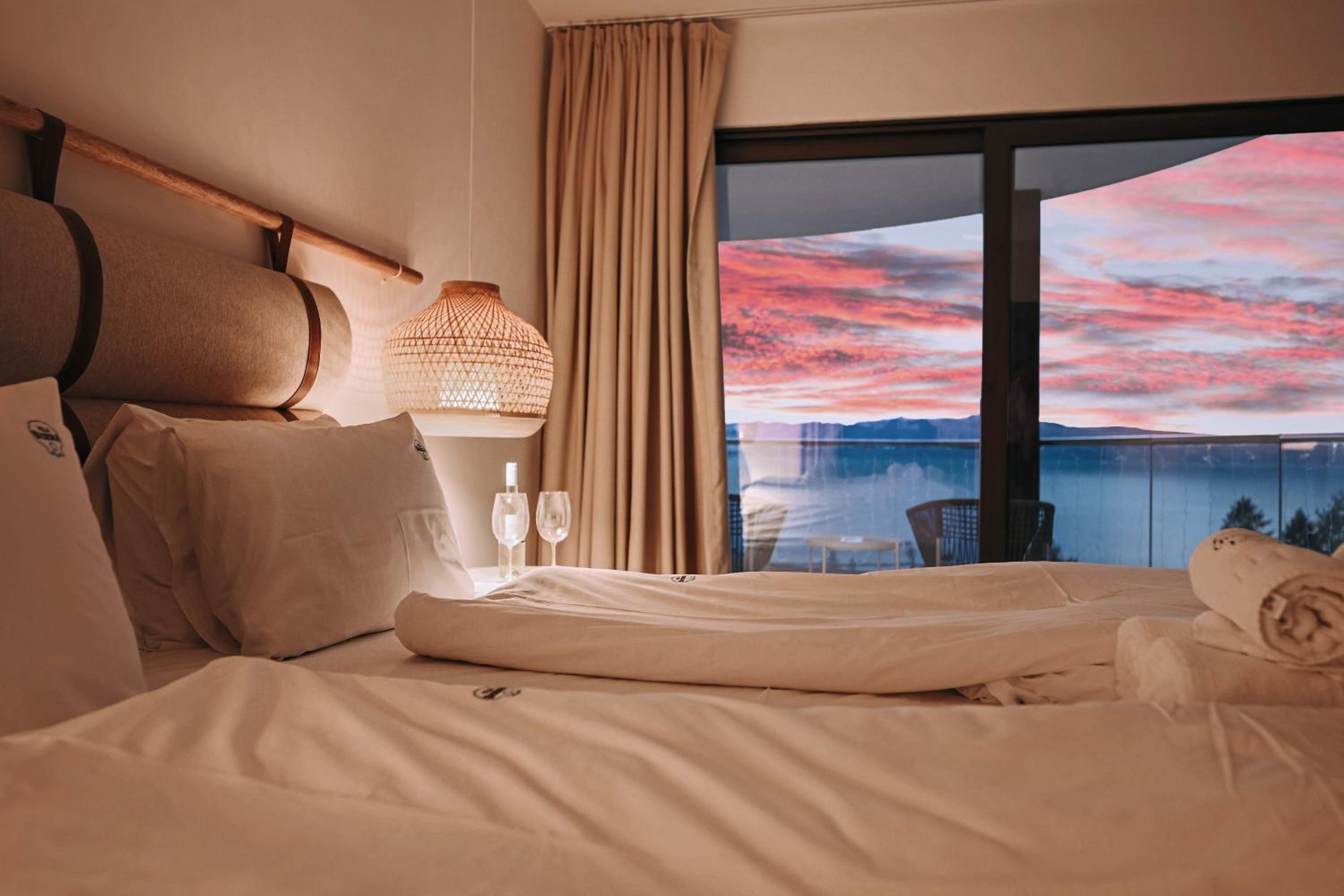 Deluxe Suite with Grand Lake and Pool view - Photo 3