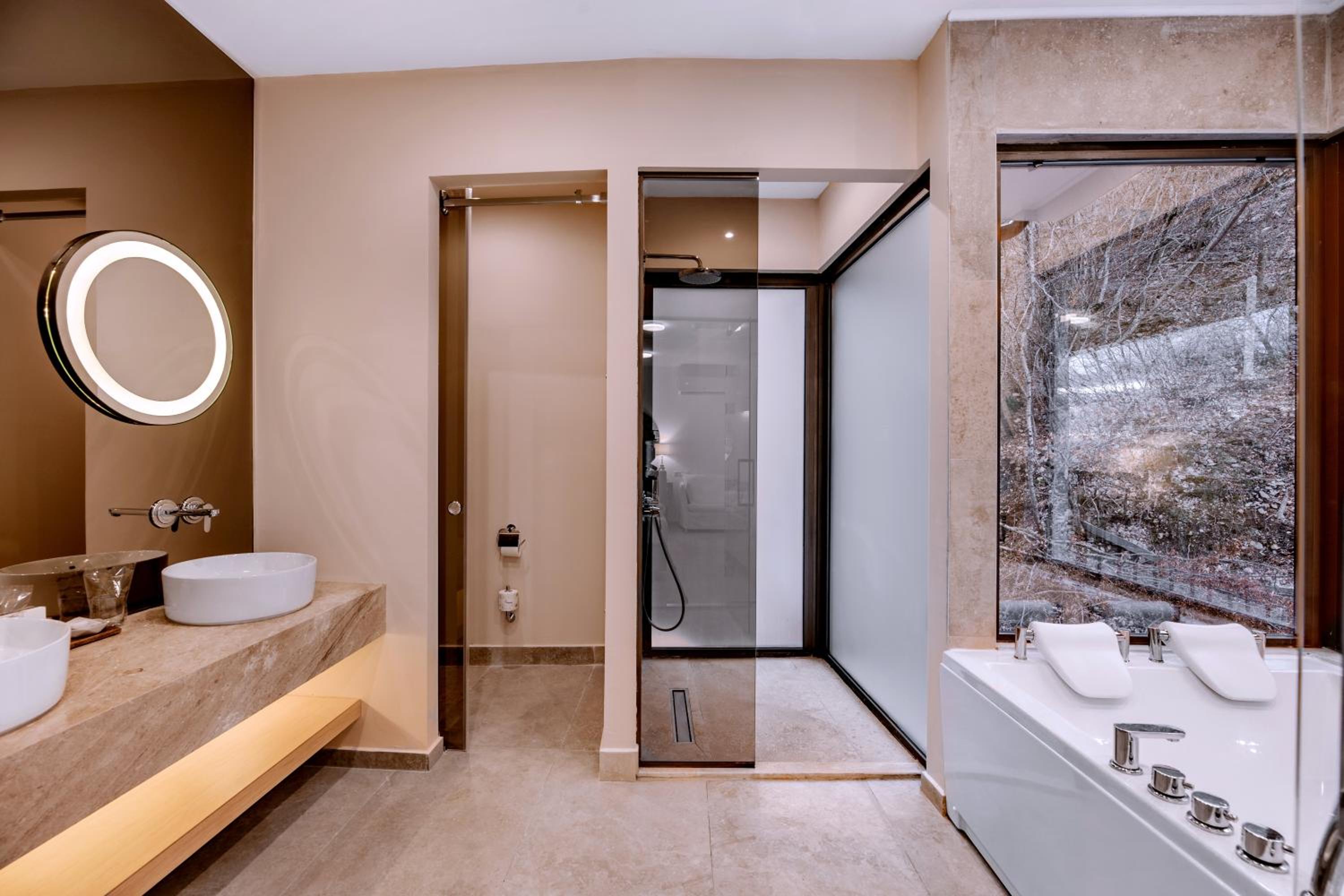 Luxury Double Room with Hot Tub - Photo 14