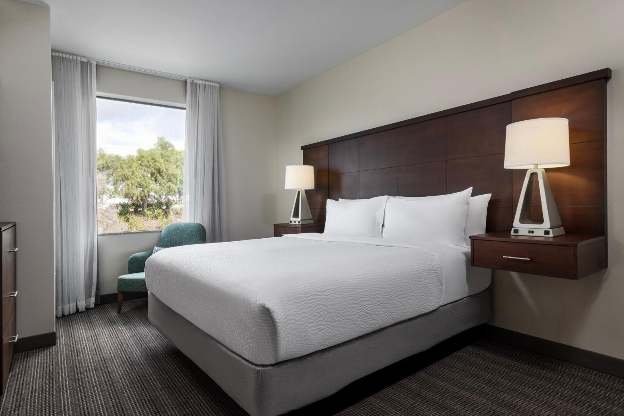 One-Bedroom King Suite - Communications Accessible photo 3