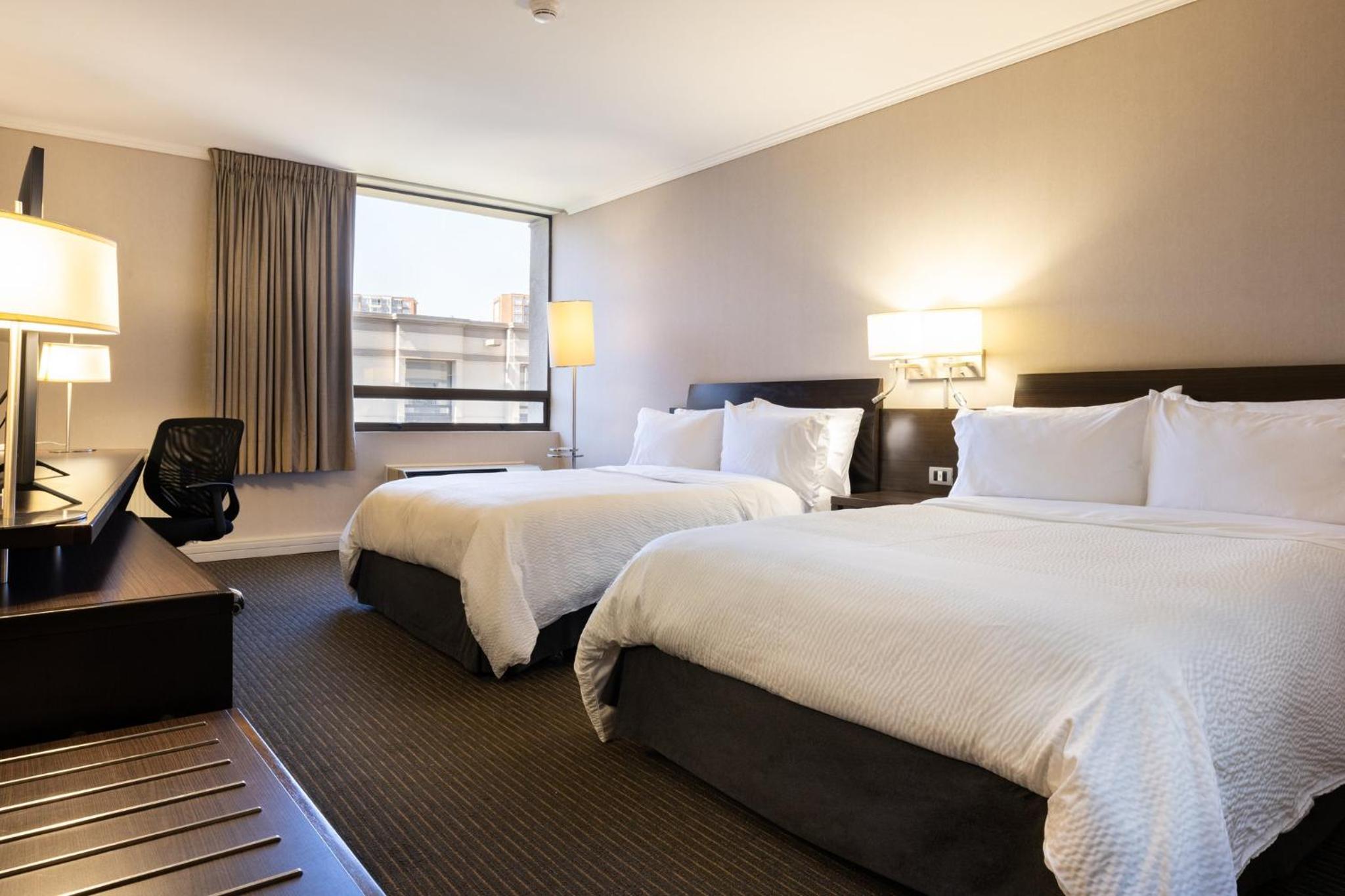 Standard Room with Two Queen Beds - Photo 3