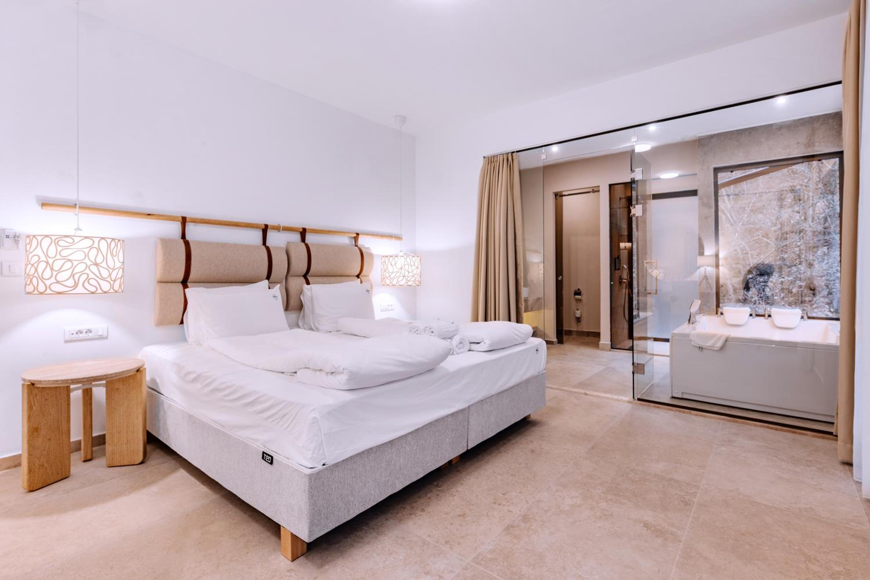 Luxury Double Room with Hot Tub - Photo 16