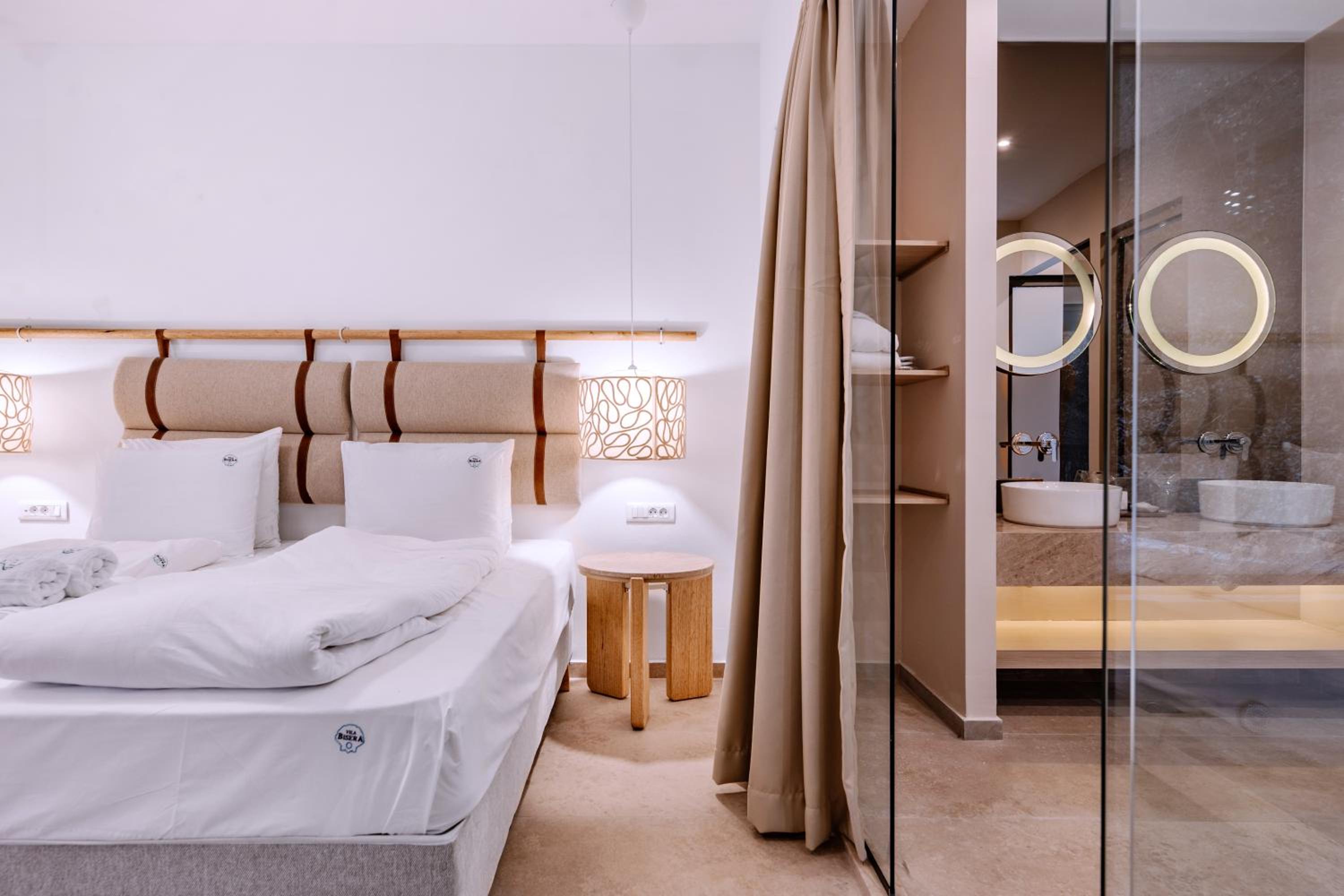 Luxury Double Room with Hot Tub - Photo 1