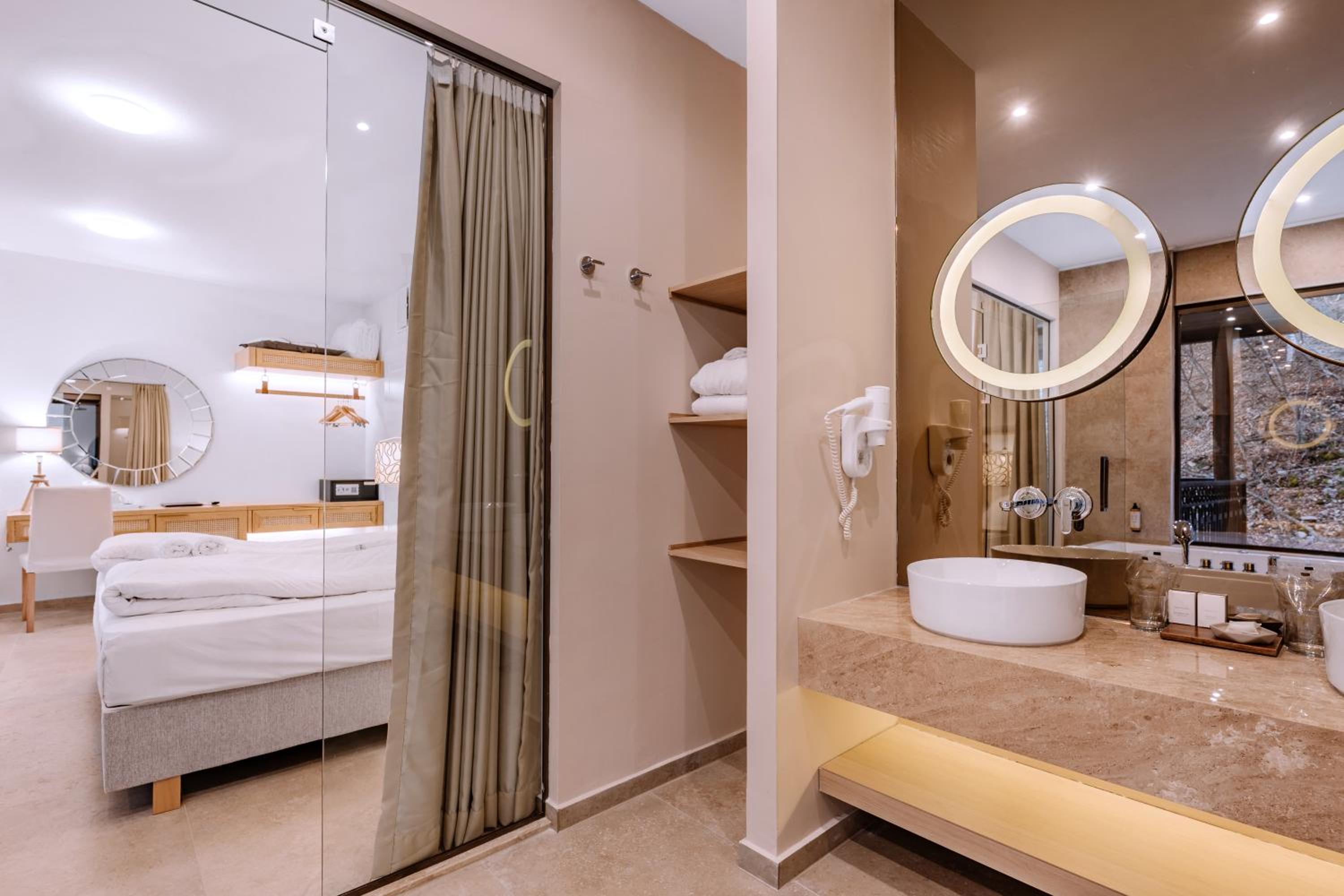 Luxury Double Room with Hot Tub - Photo 17