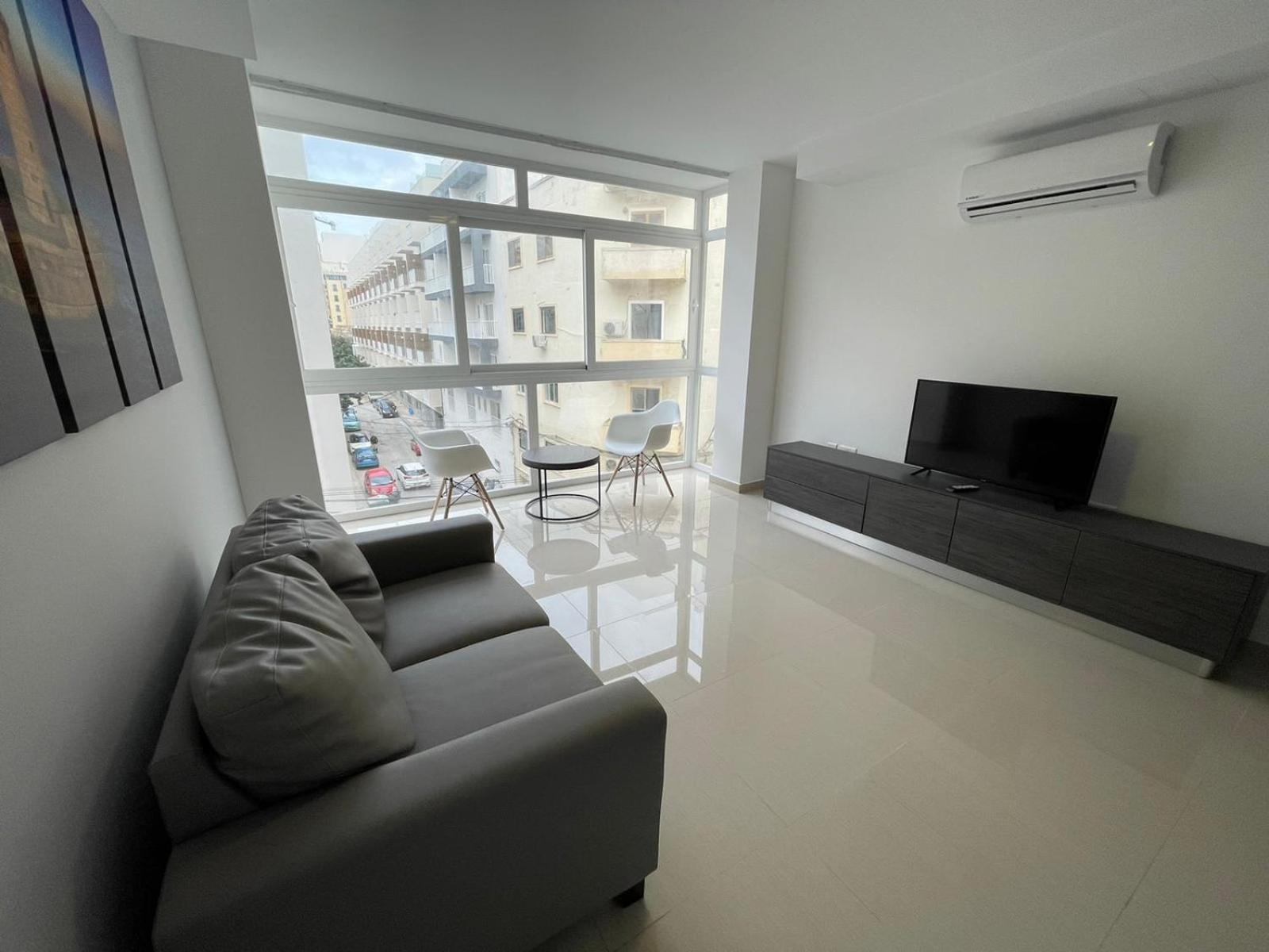 One-Bedroom Apartment photo 1