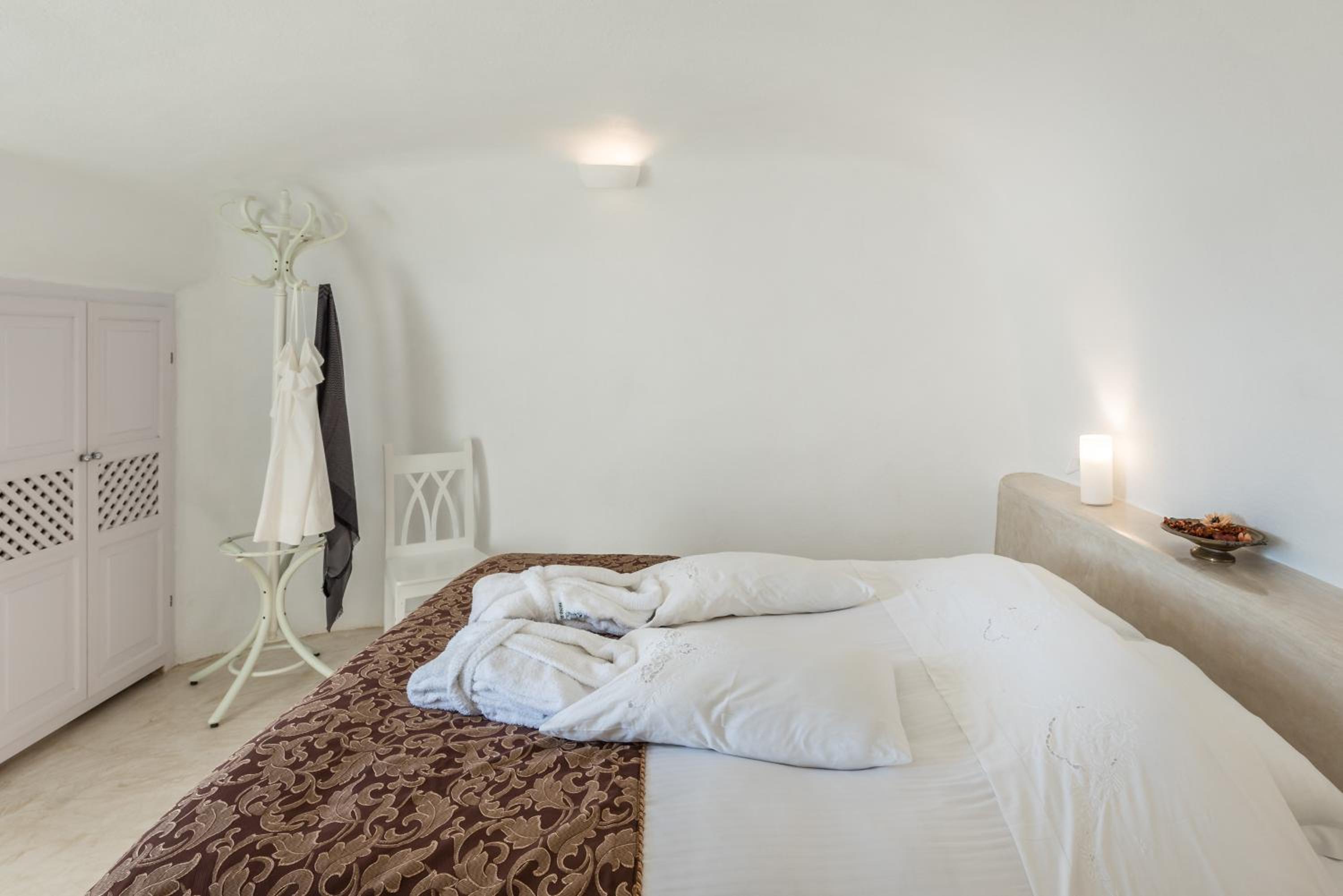 Cliff Nest Honeymoon Suite with Private Whirlpool & Caldera View *access via numerous steps photo 1