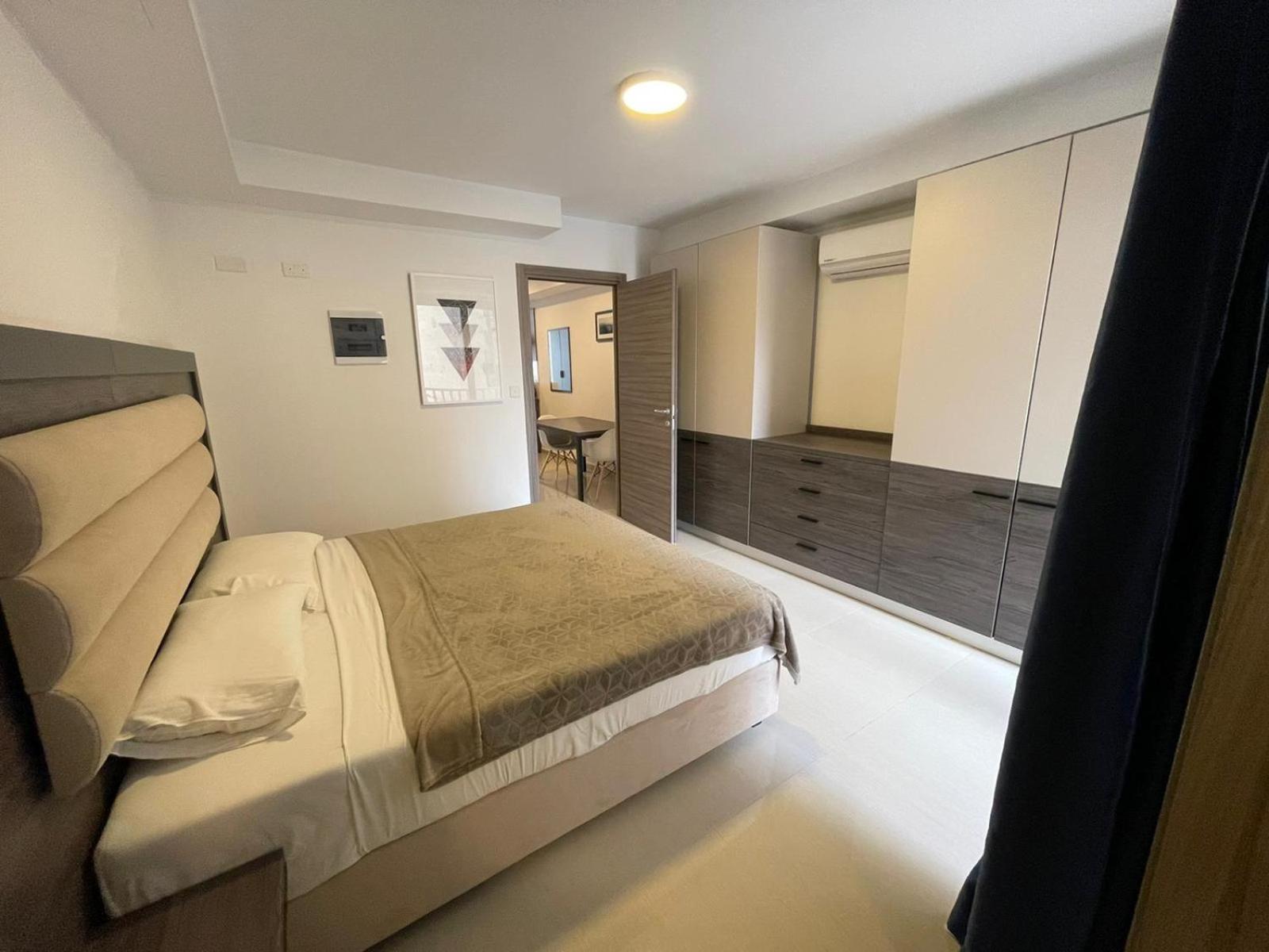 One-Bedroom Apartment photo 2