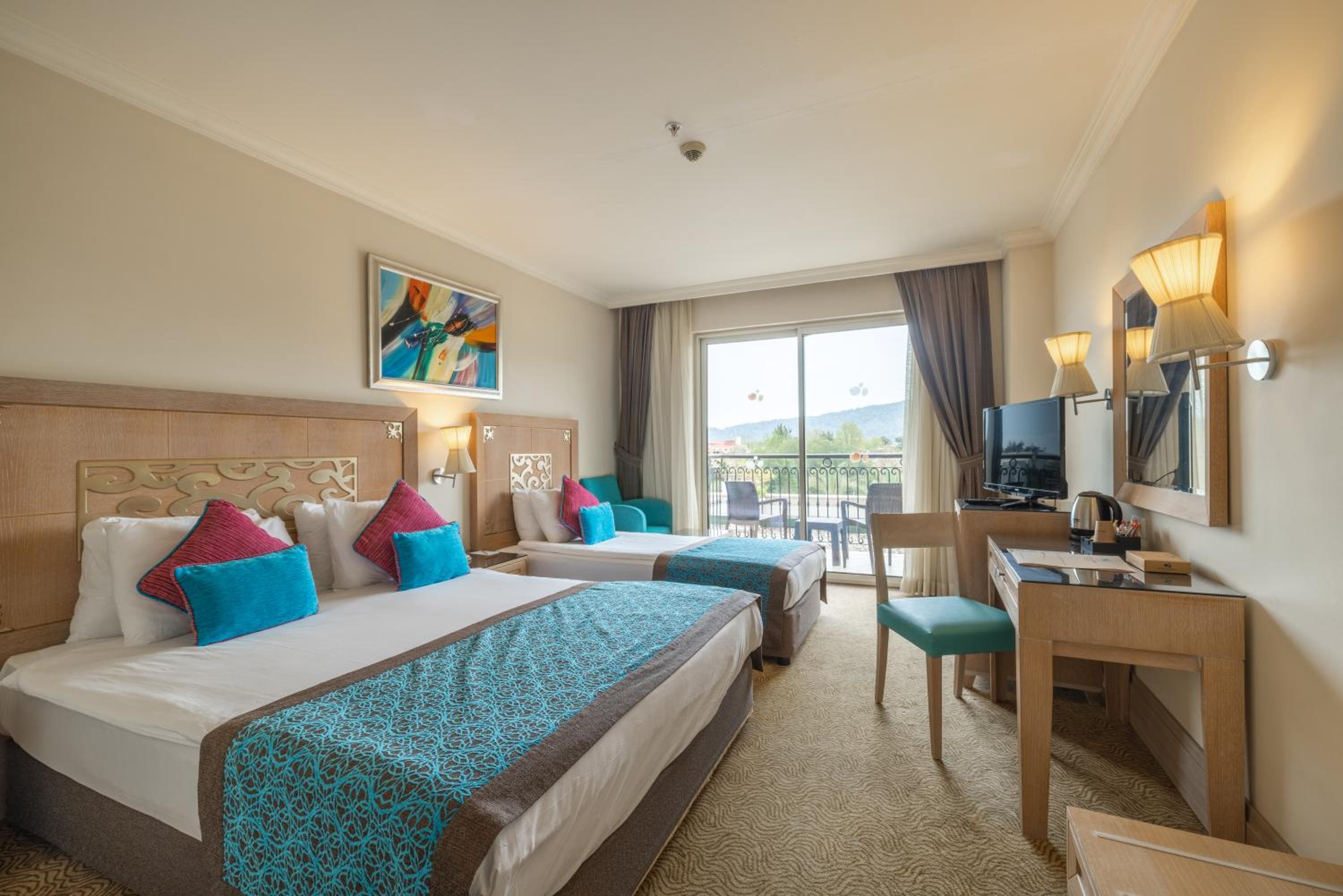 Standard Double or Twin Room with Side Sea View photo 2