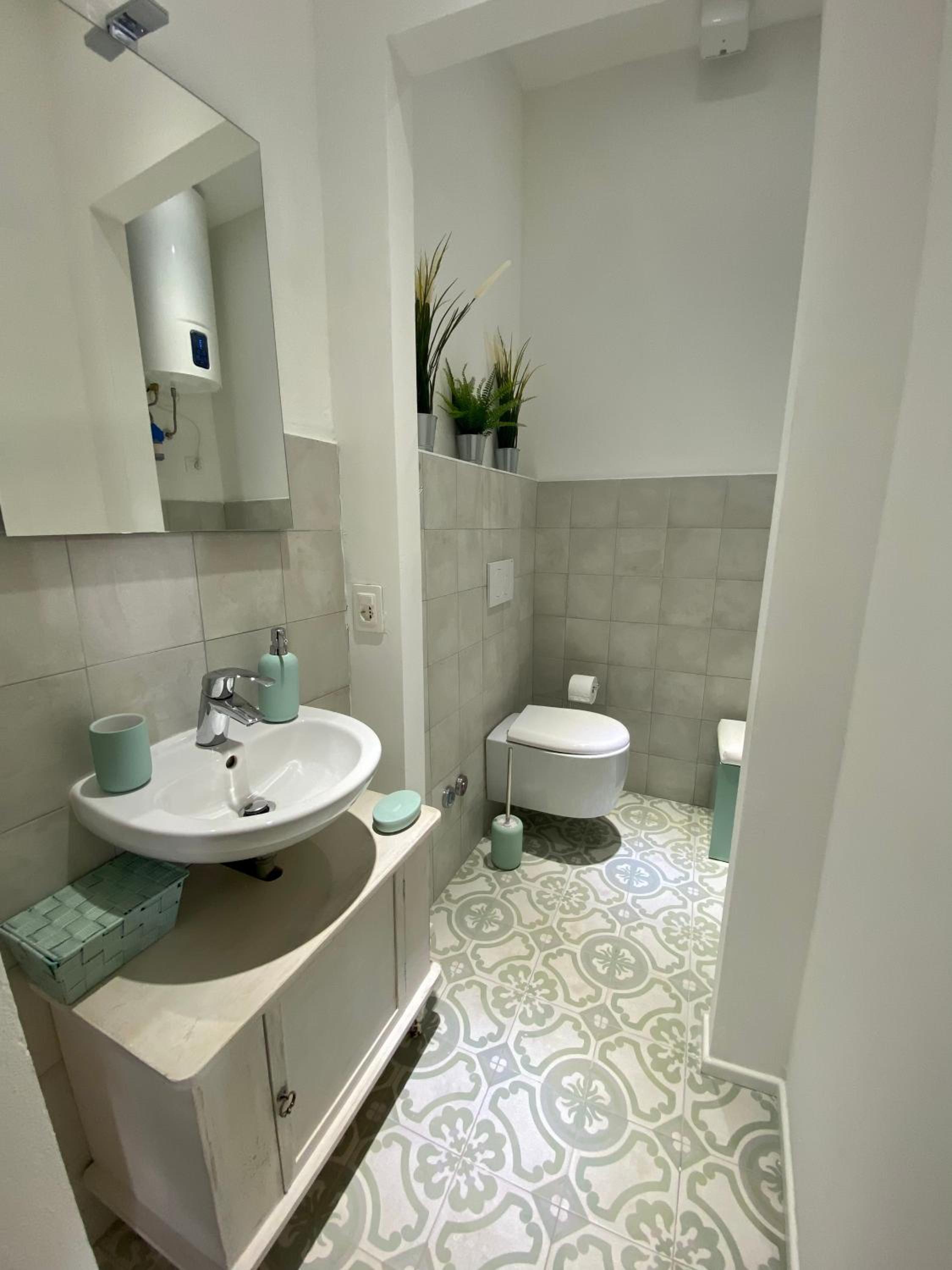 Queen Room with Shared Bathroom photo 2