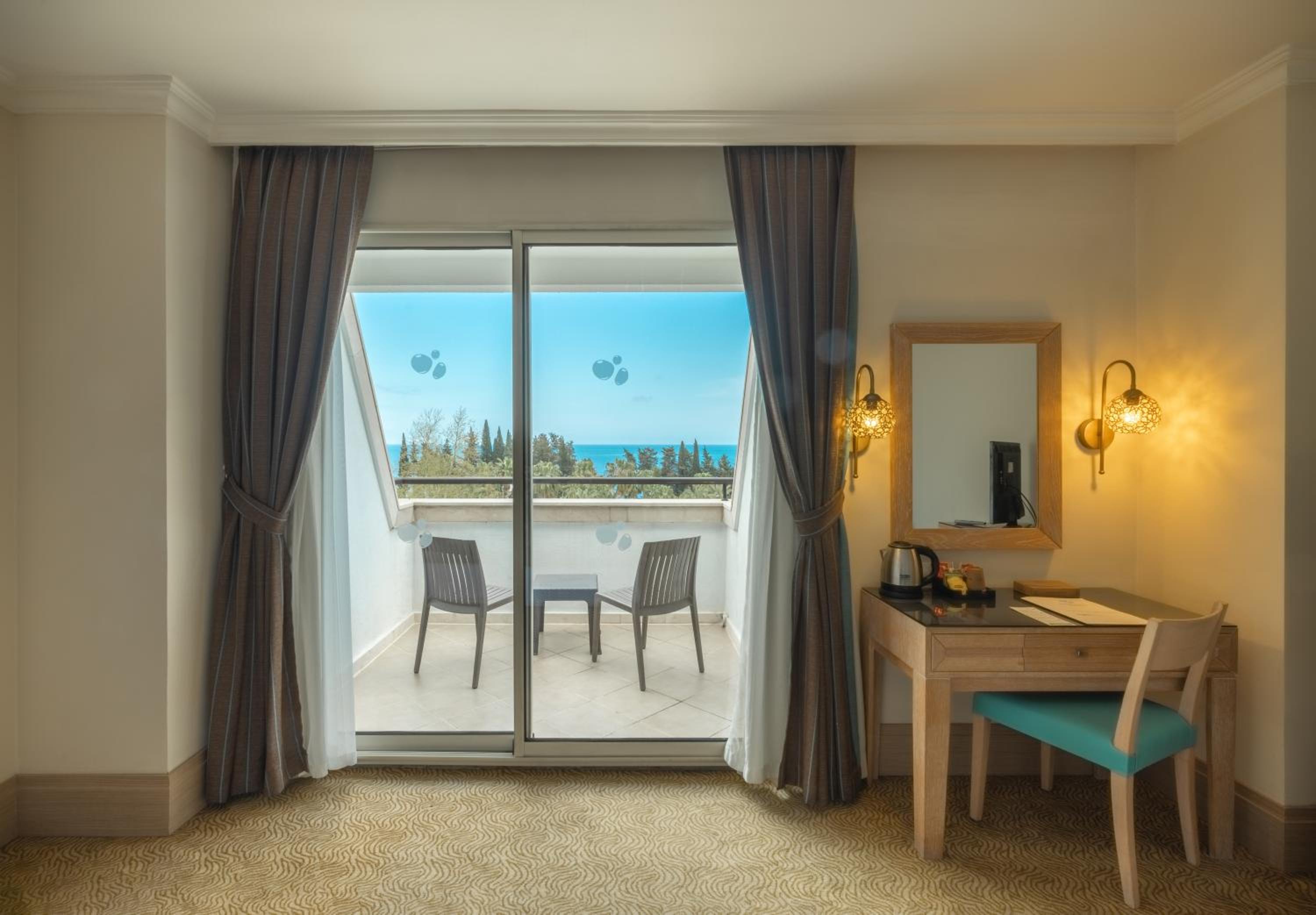 Standard Double or Twin Room with Side Sea View photo 3