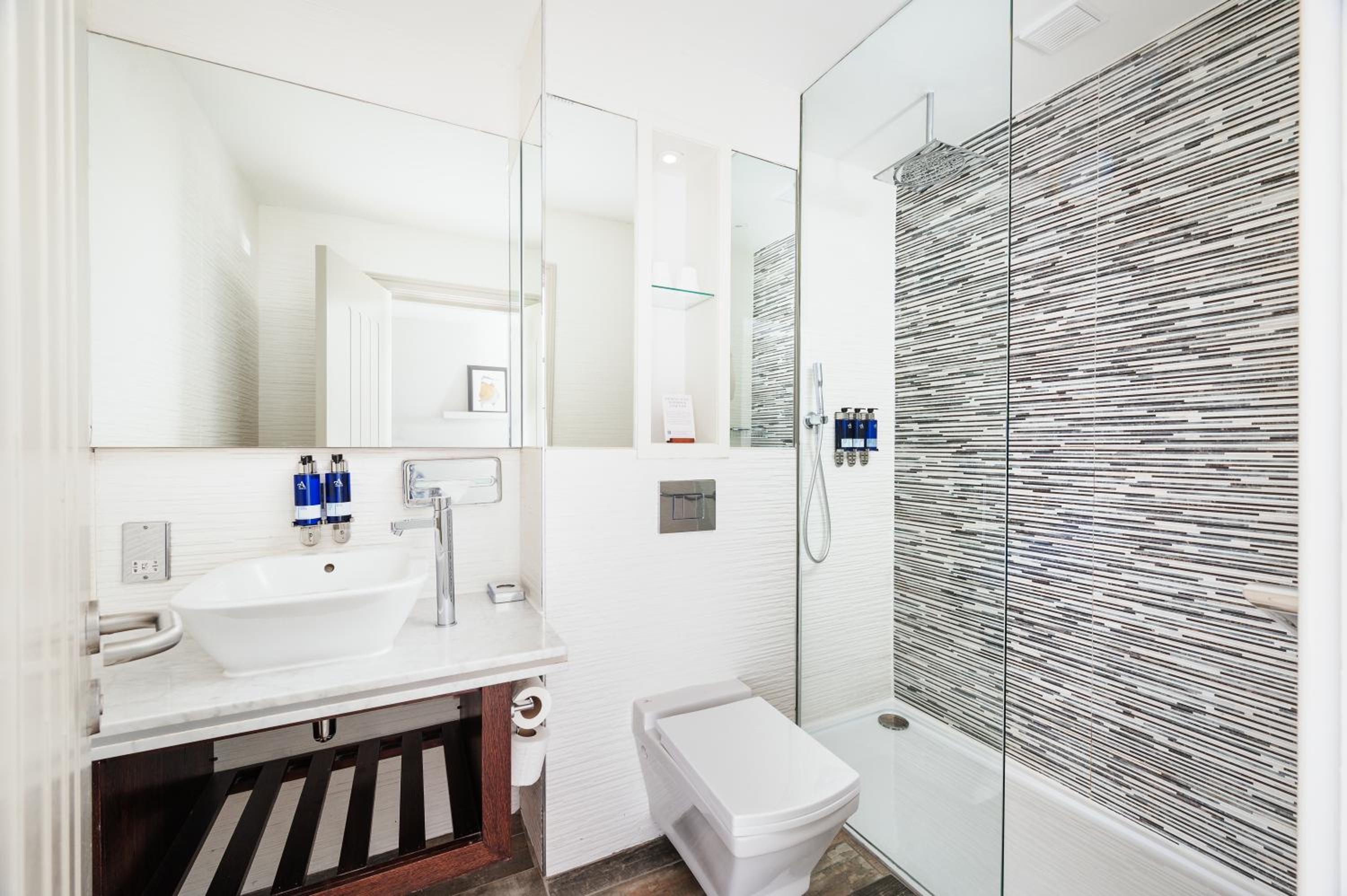 Premium King Room - Photo 4