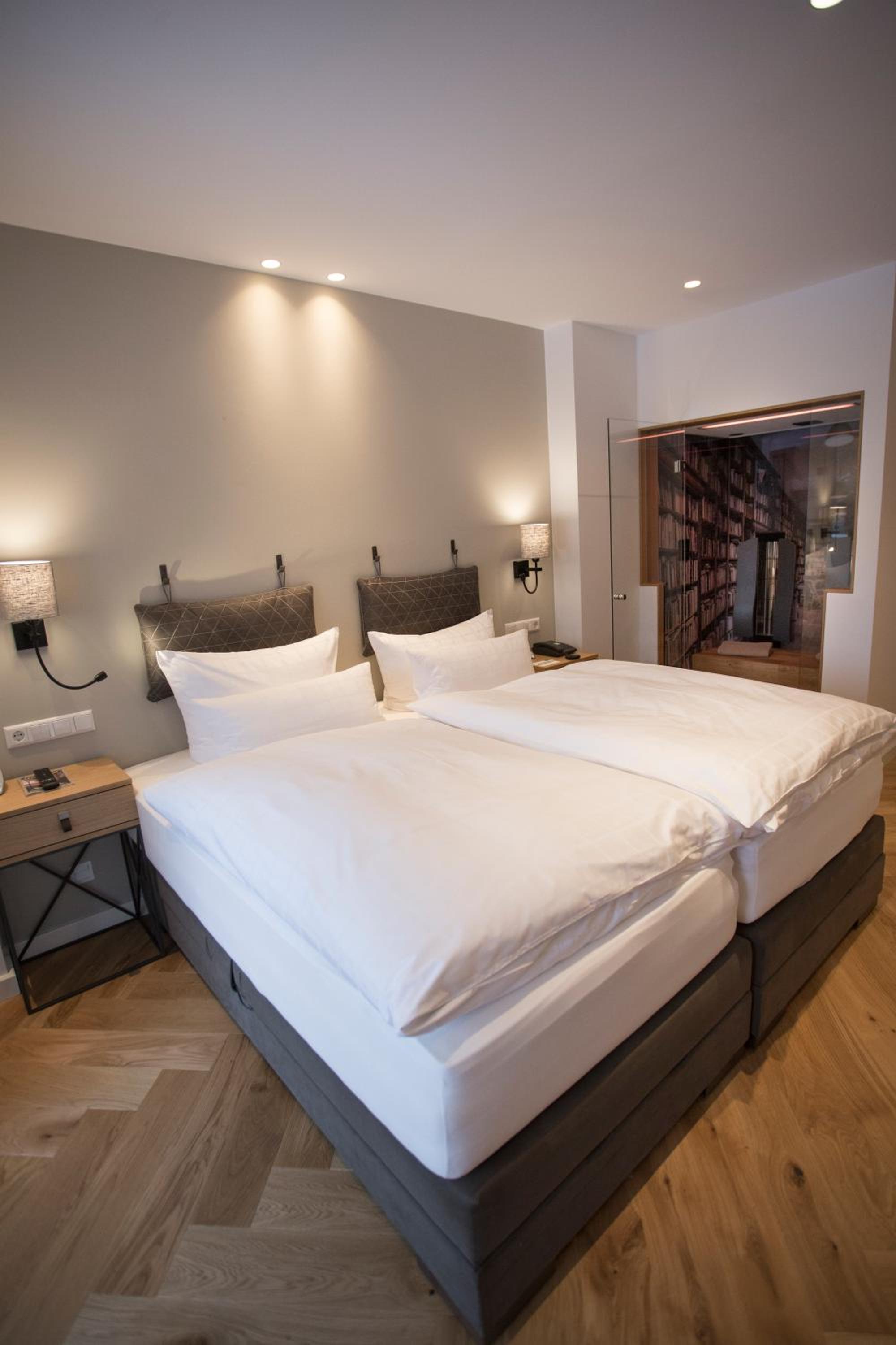 Suite with Balcony - Photo 3