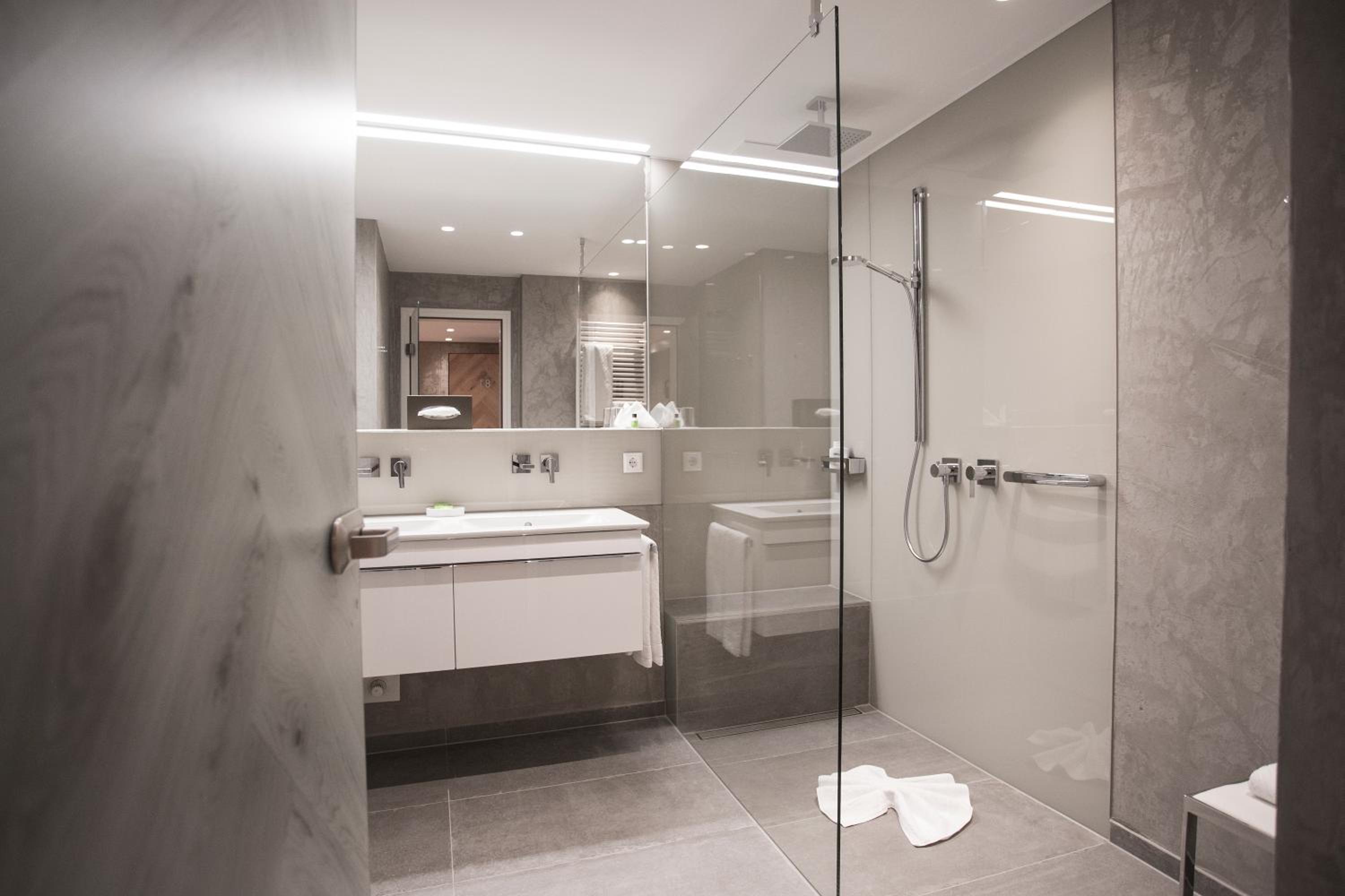Suite with Balcony - Photo 4