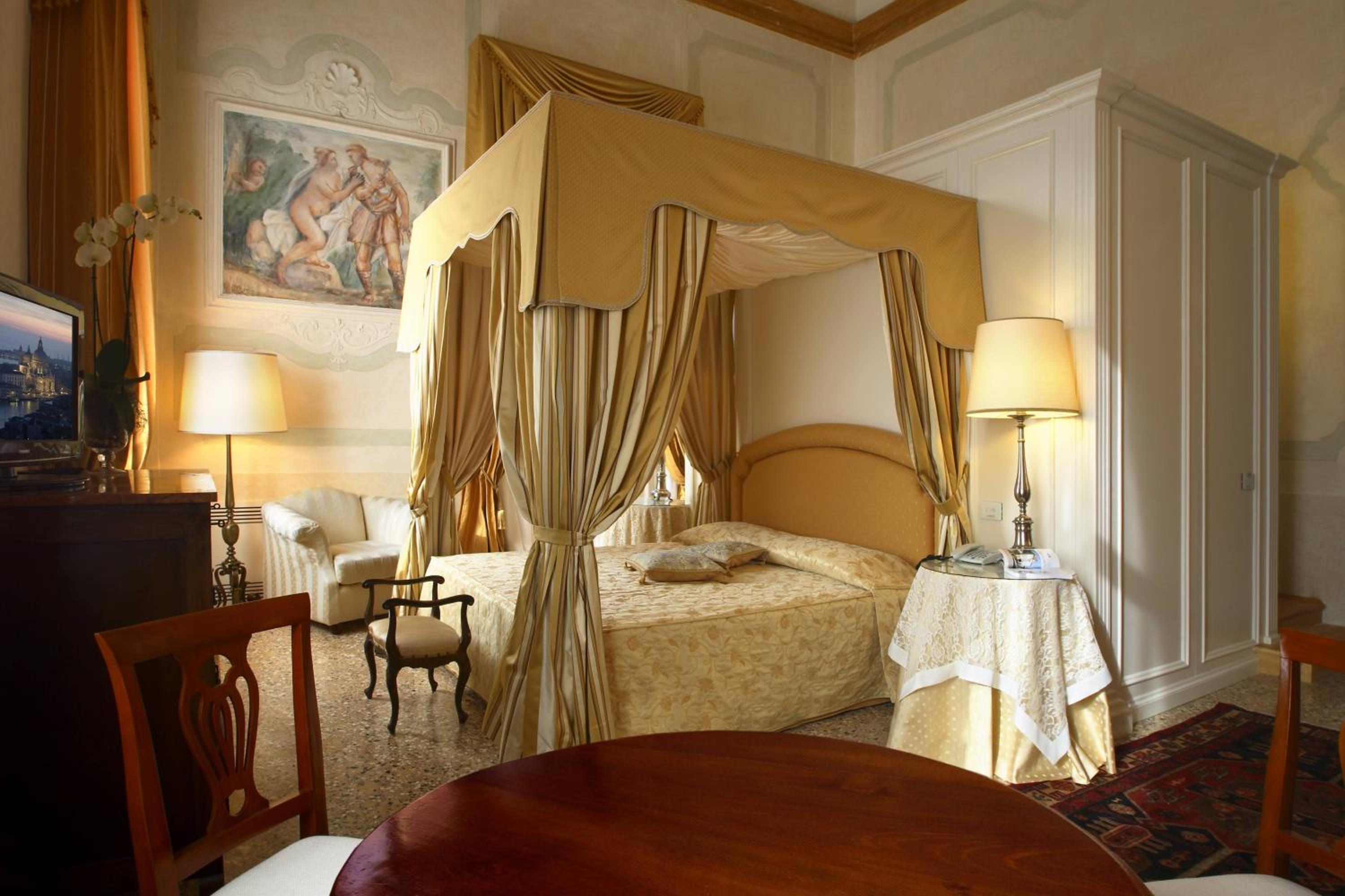 Junior Suite with Hot Tub - Main Building photo 3
