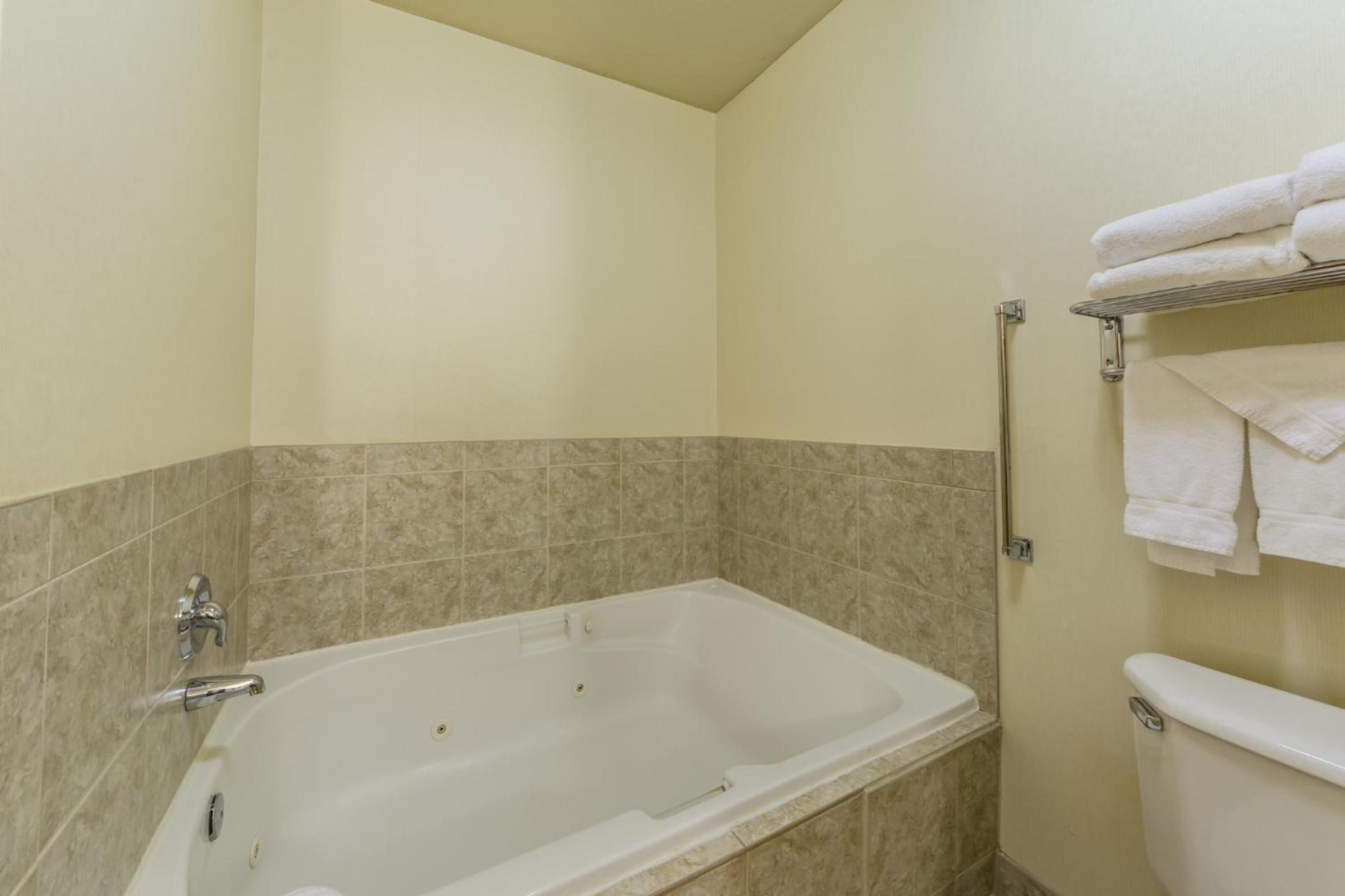 Deluxe King Room - Photo 3