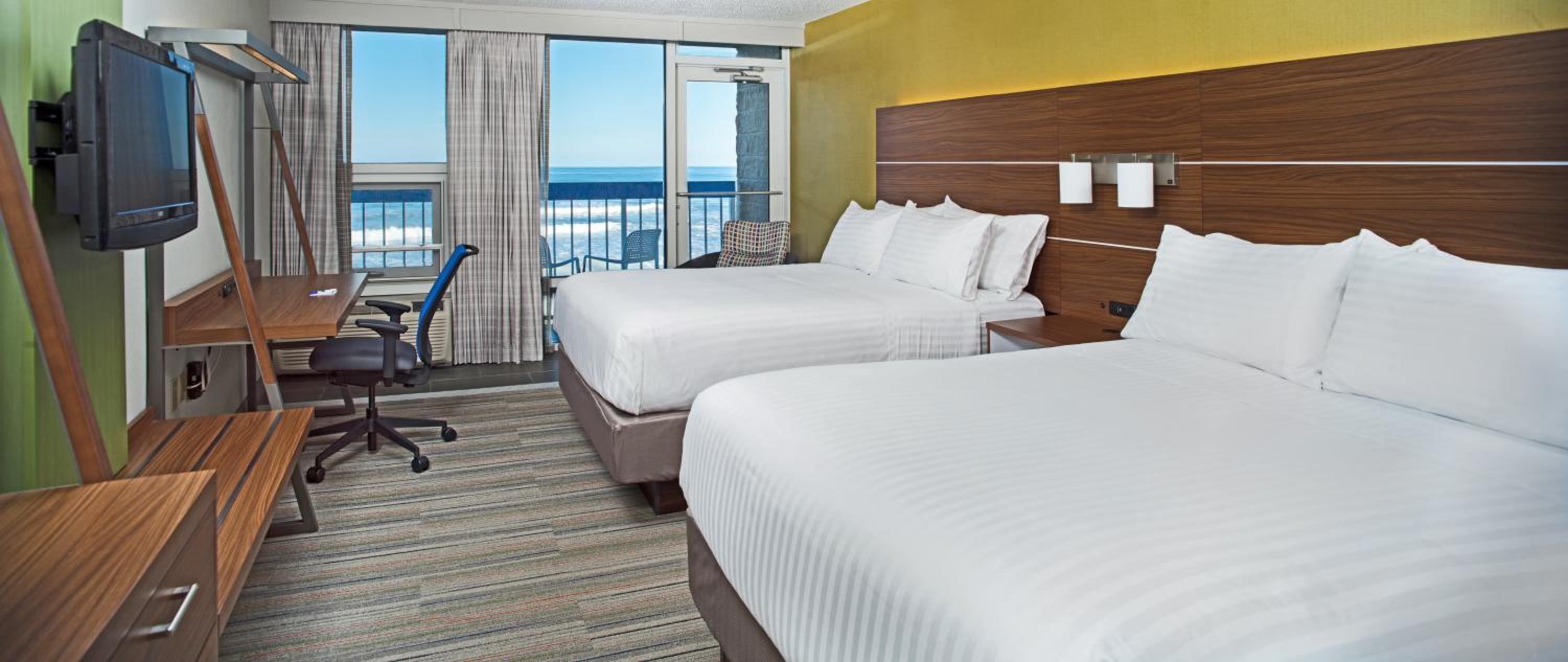 Queen Room with Two Queen Beds - Non-Smoking photo 2