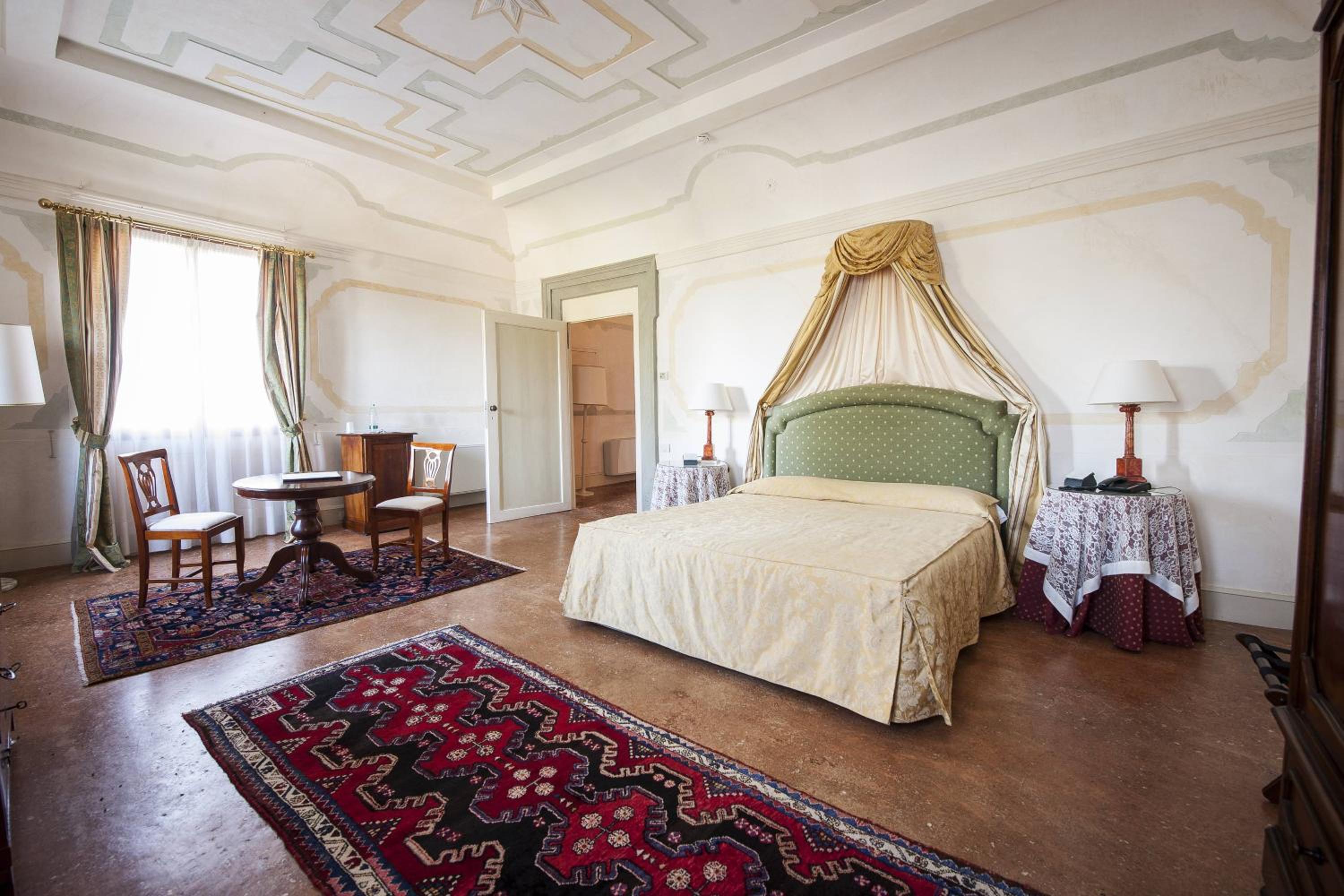 Suite - Main Building - Photo 4