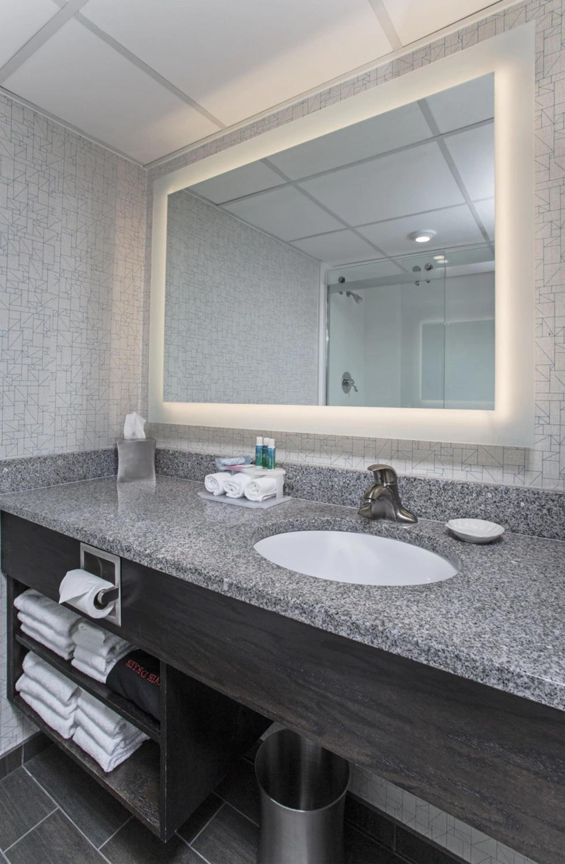Standard Queen Room with Two Queen Beds and Mobility Accessible Tub photo 3
