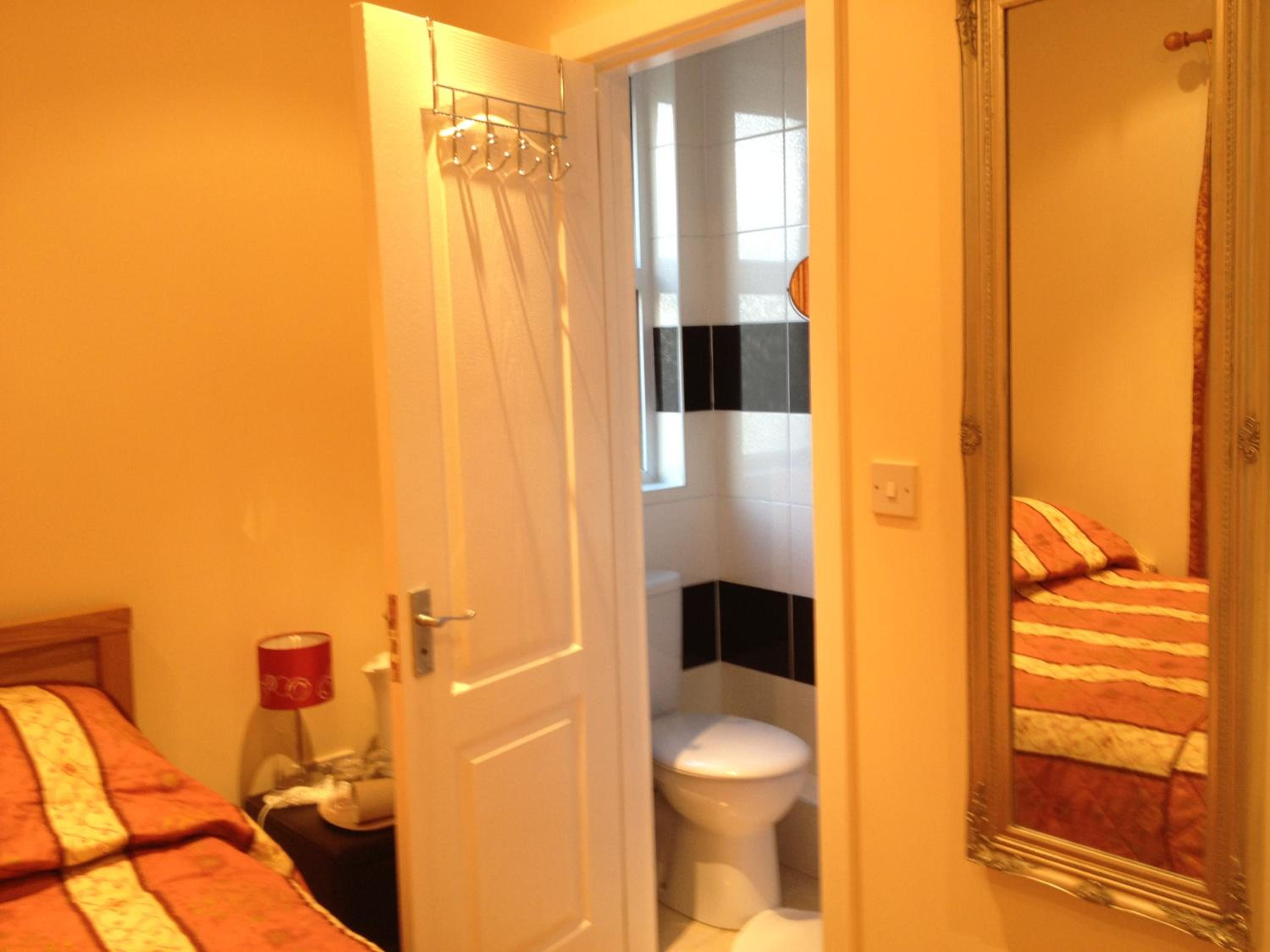 Single Room - Photo 6