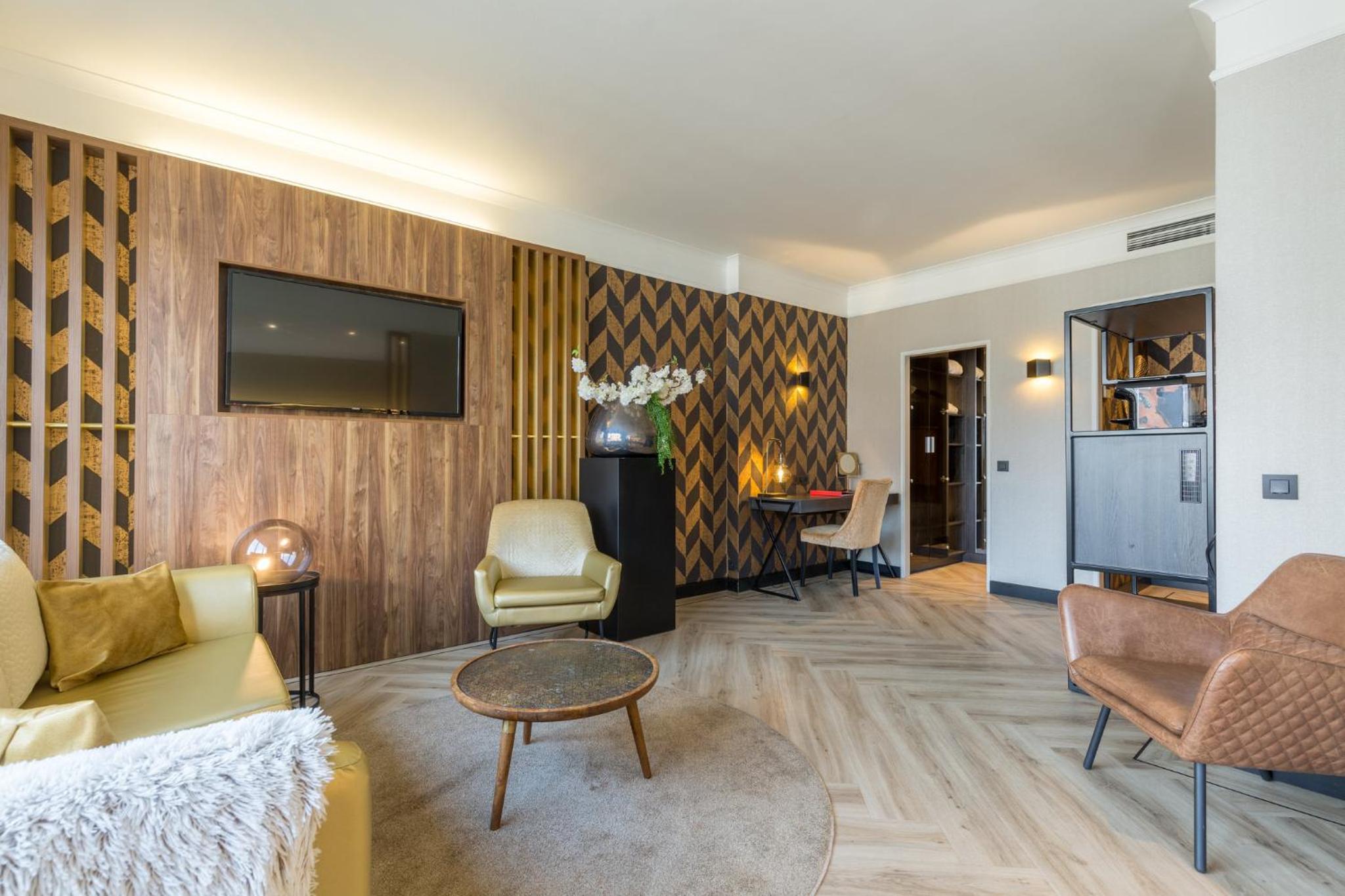 Suite 1 Double Bed 1 Single Bed