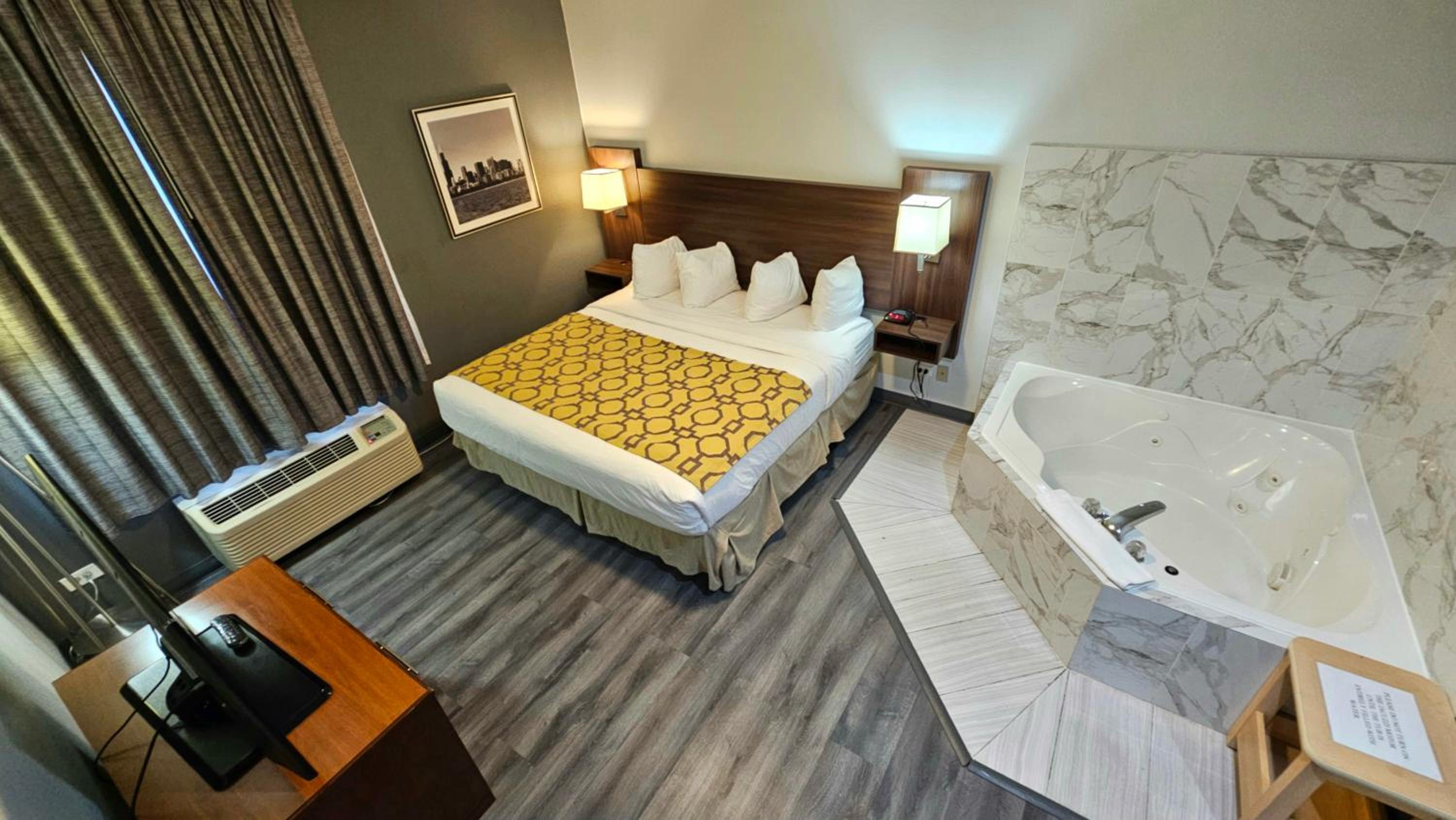 King Suite with Jetted Tub - Non-Smoking - Photo 3