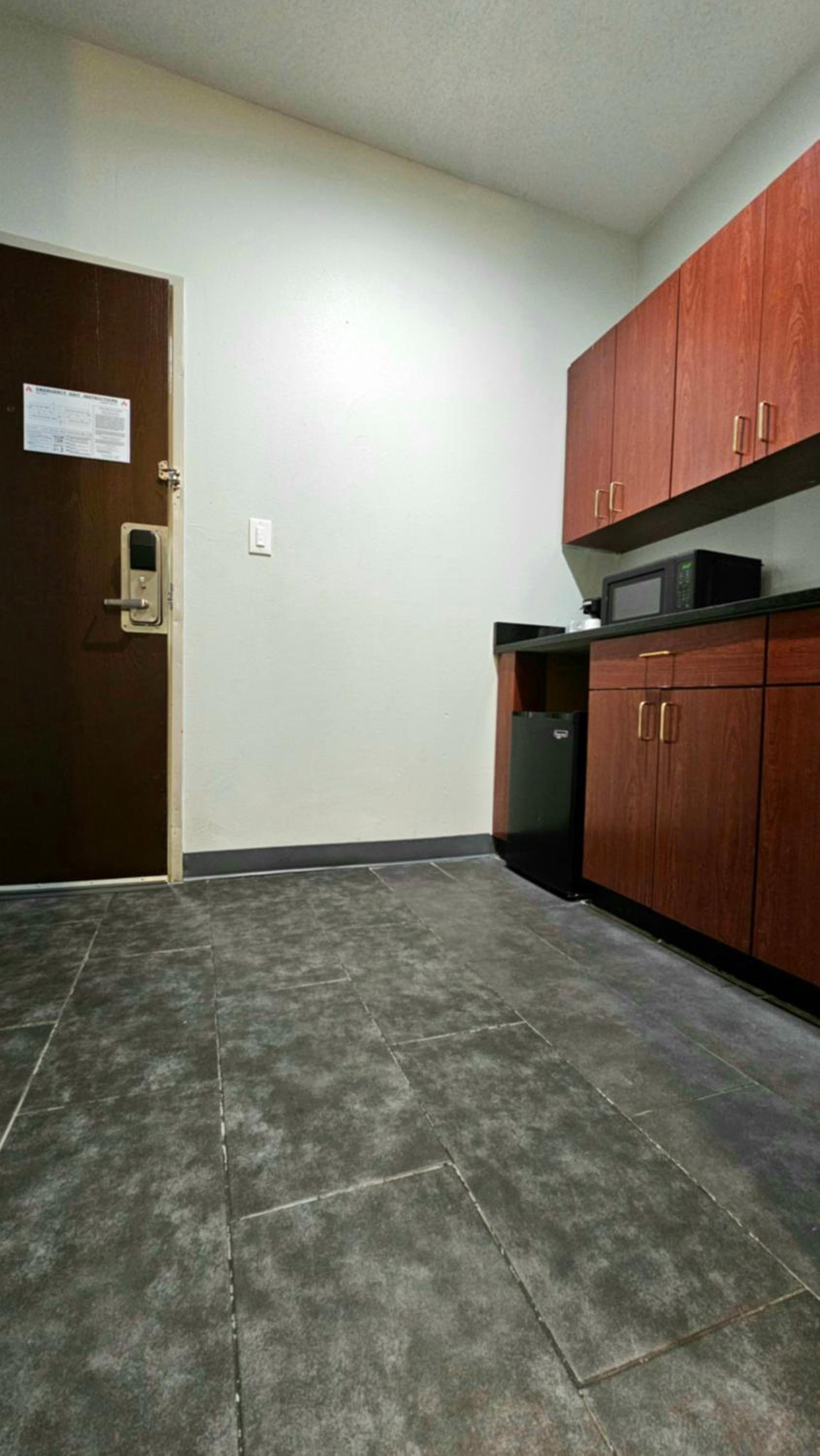 King Suite with Jetted Tub - Non-Smoking - Photo 4