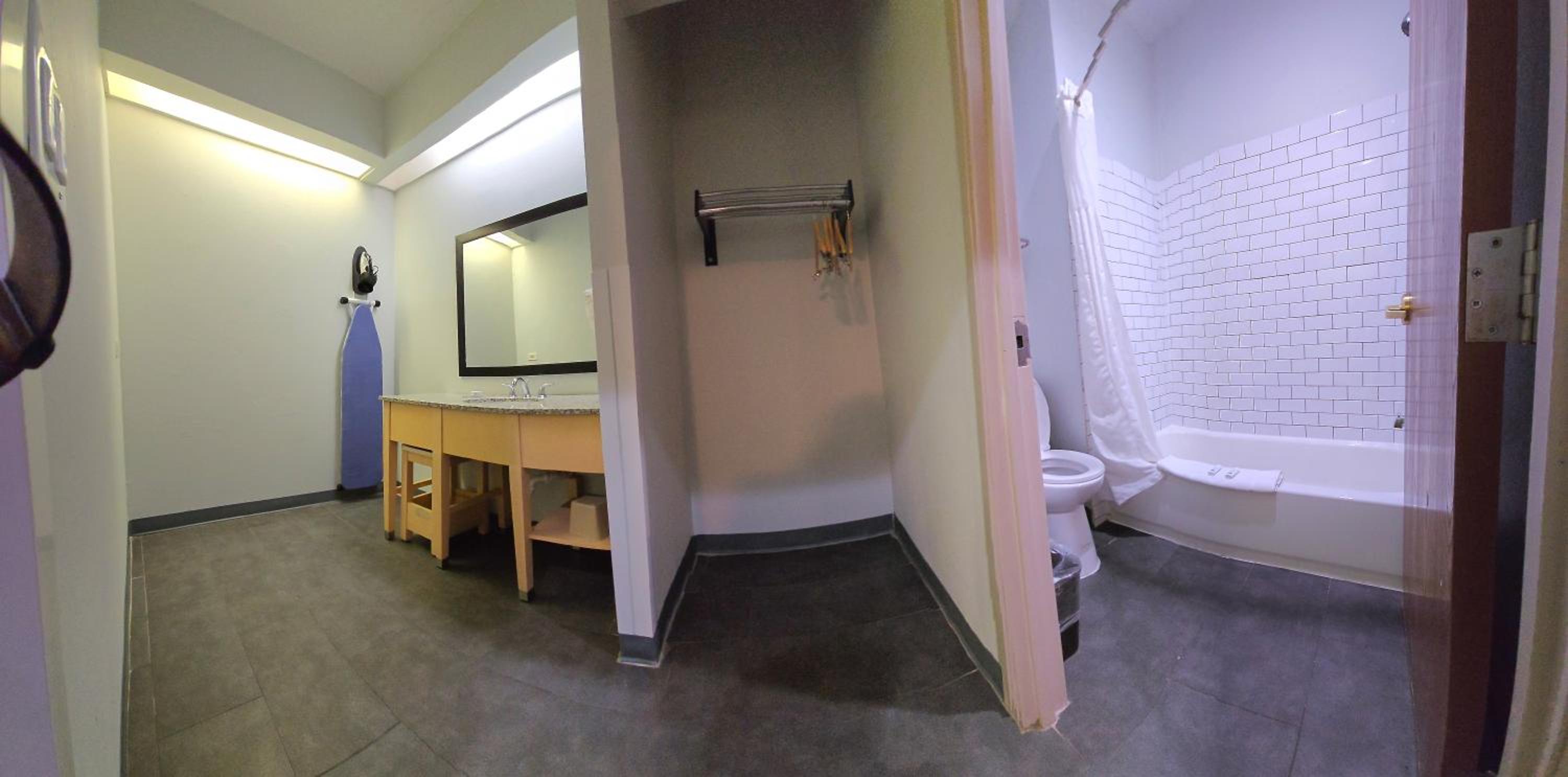 King Suite with Jetted Tub - Non-Smoking - Photo 5