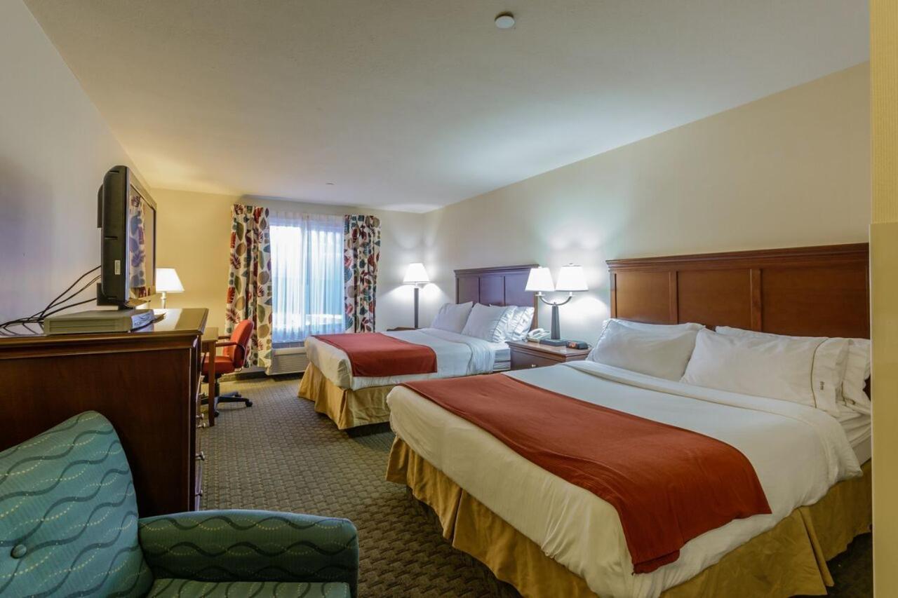 Queen Room with Two Queen Beds - Photo 3