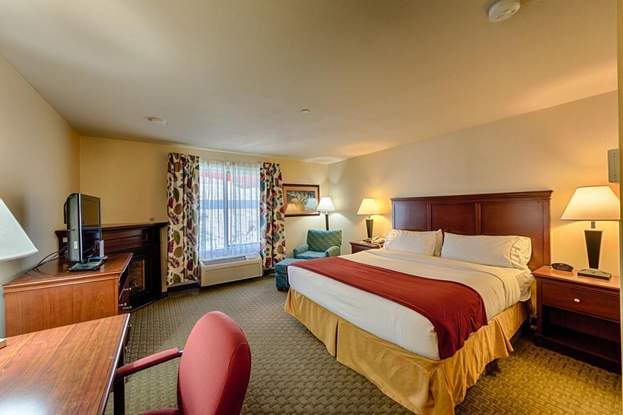 Deluxe King Room - Photo 2
