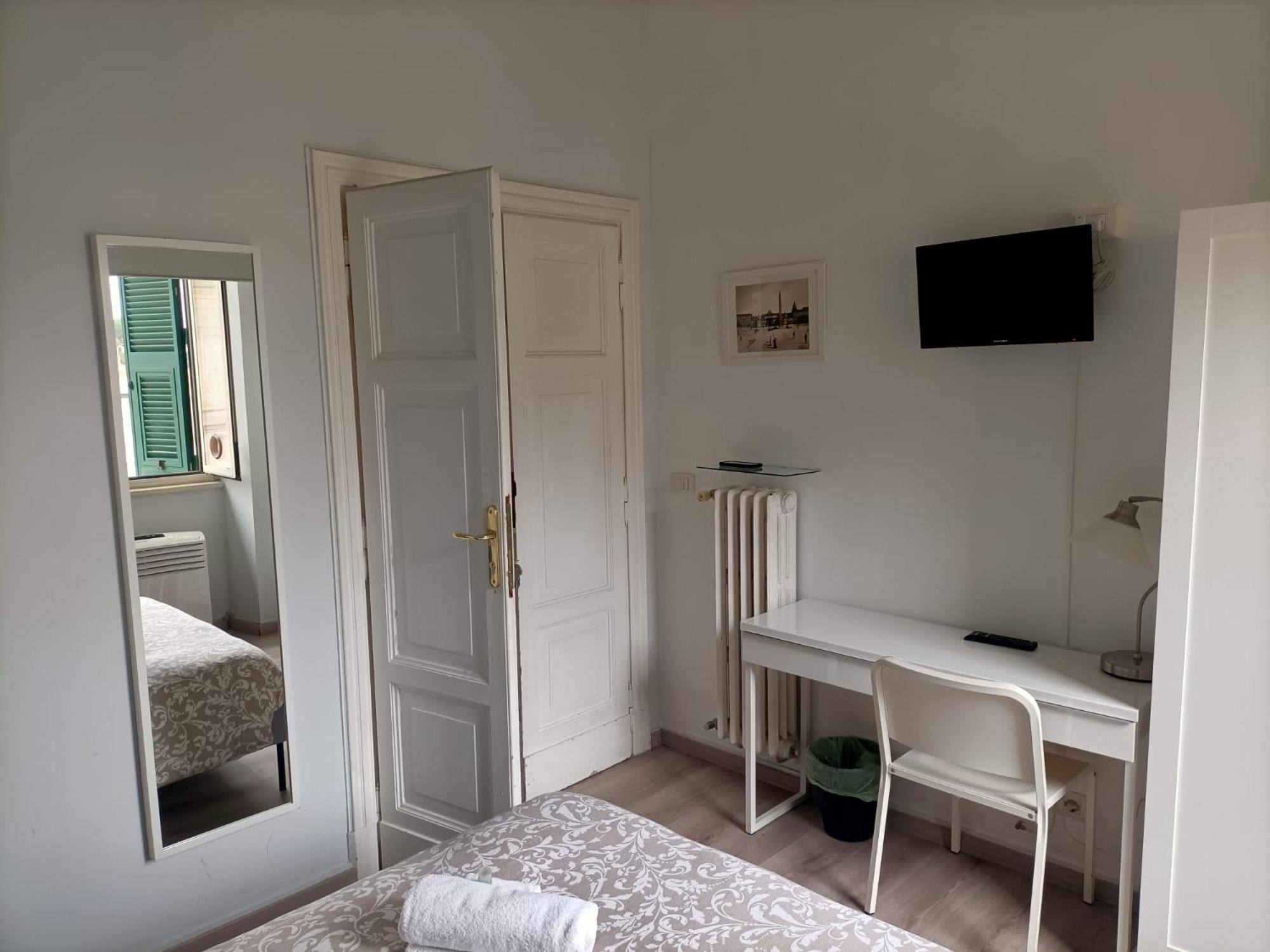 Double Room with Shared Bathroom photo 2