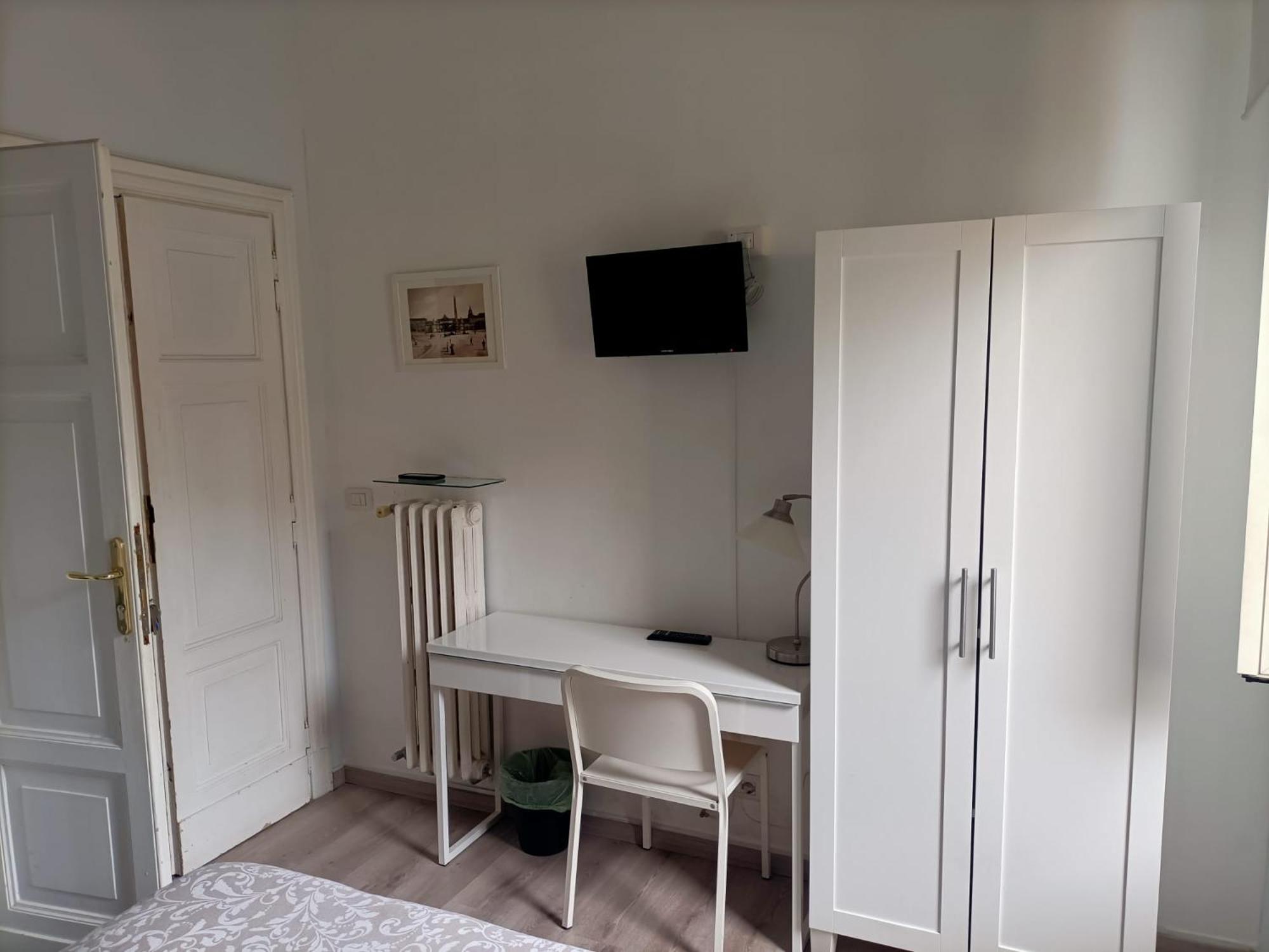 Double Room with Shared Bathroom photo 3