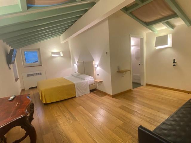 Superior Double Room with Balcony and Lake View - Photo 1