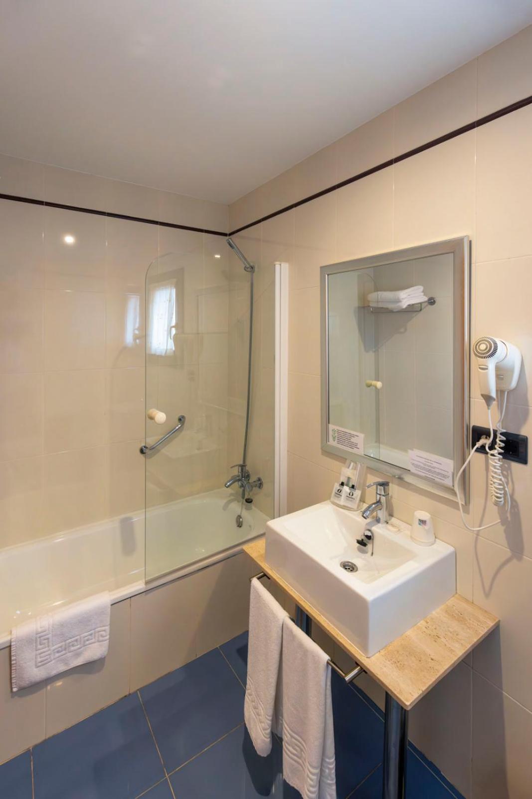 Double Room - Photo 12