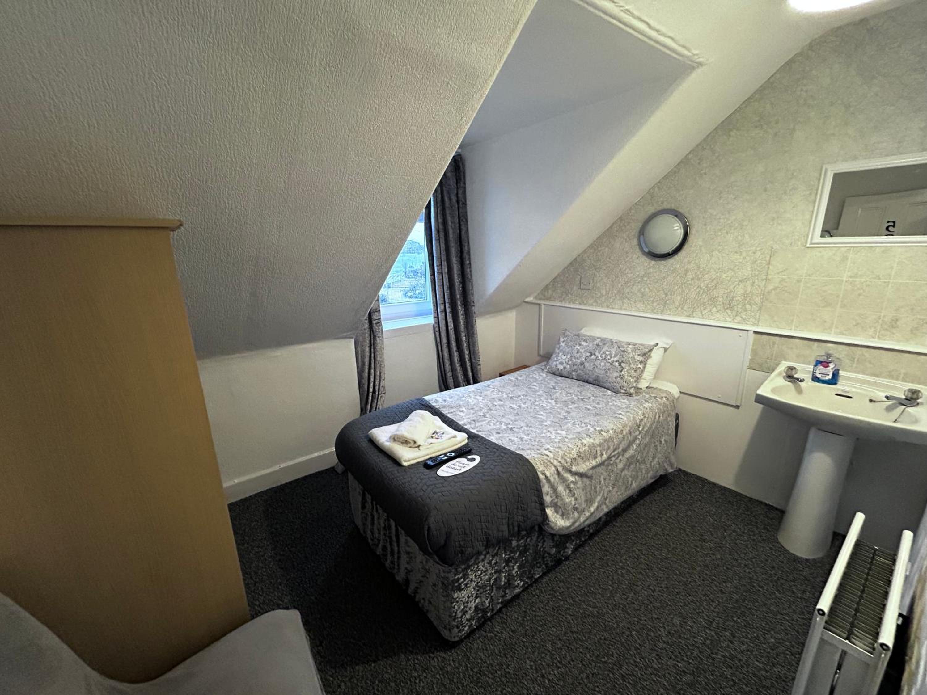 Single Room with Shared Bathroom photo 1