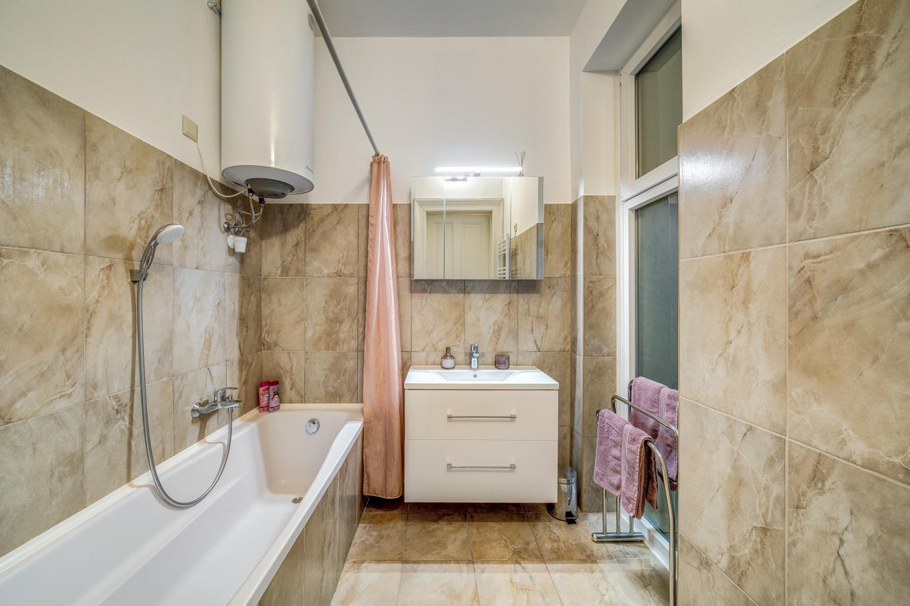 Studio Apartment - Photo 23