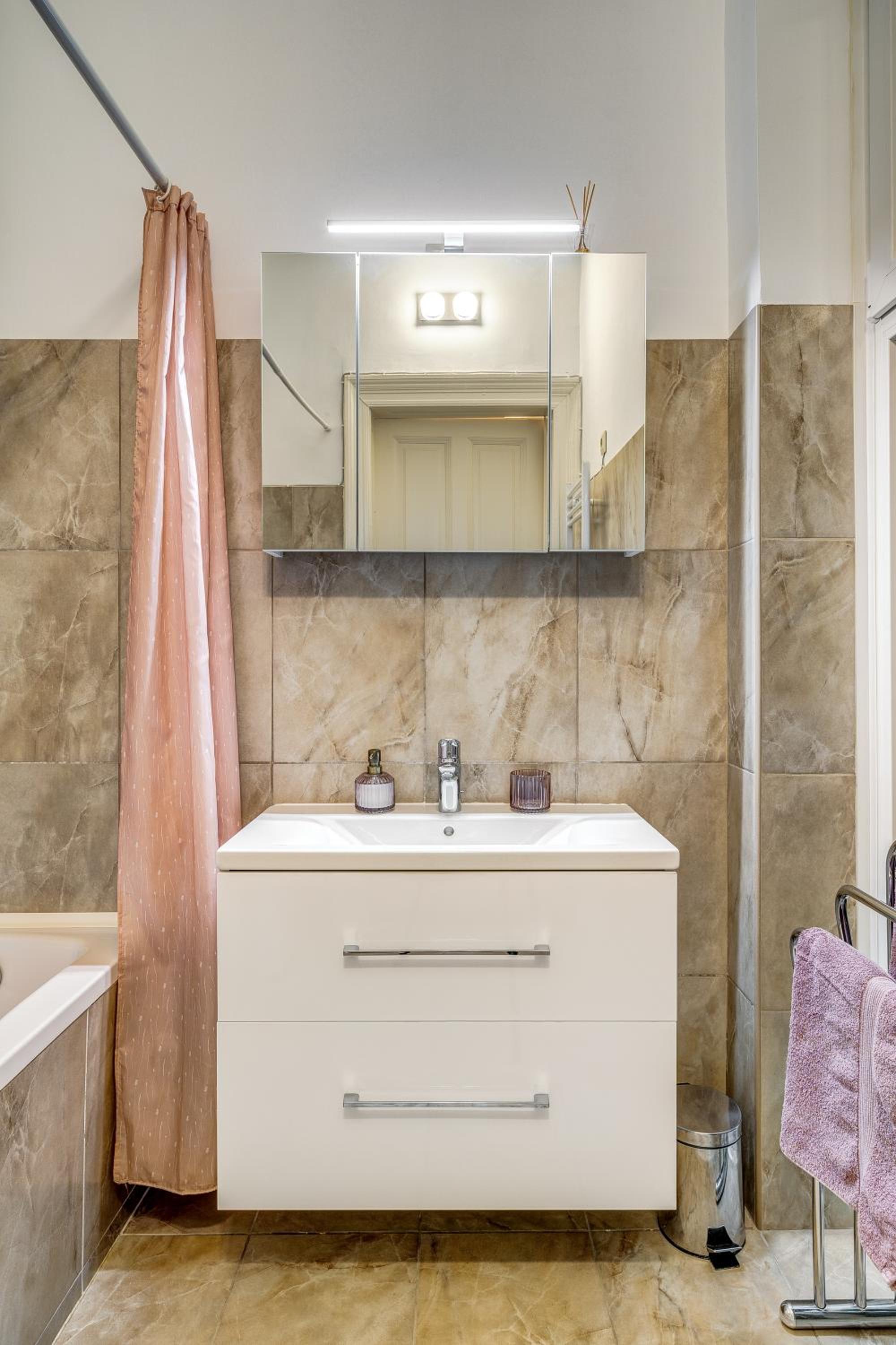 Studio Apartment - Photo 24