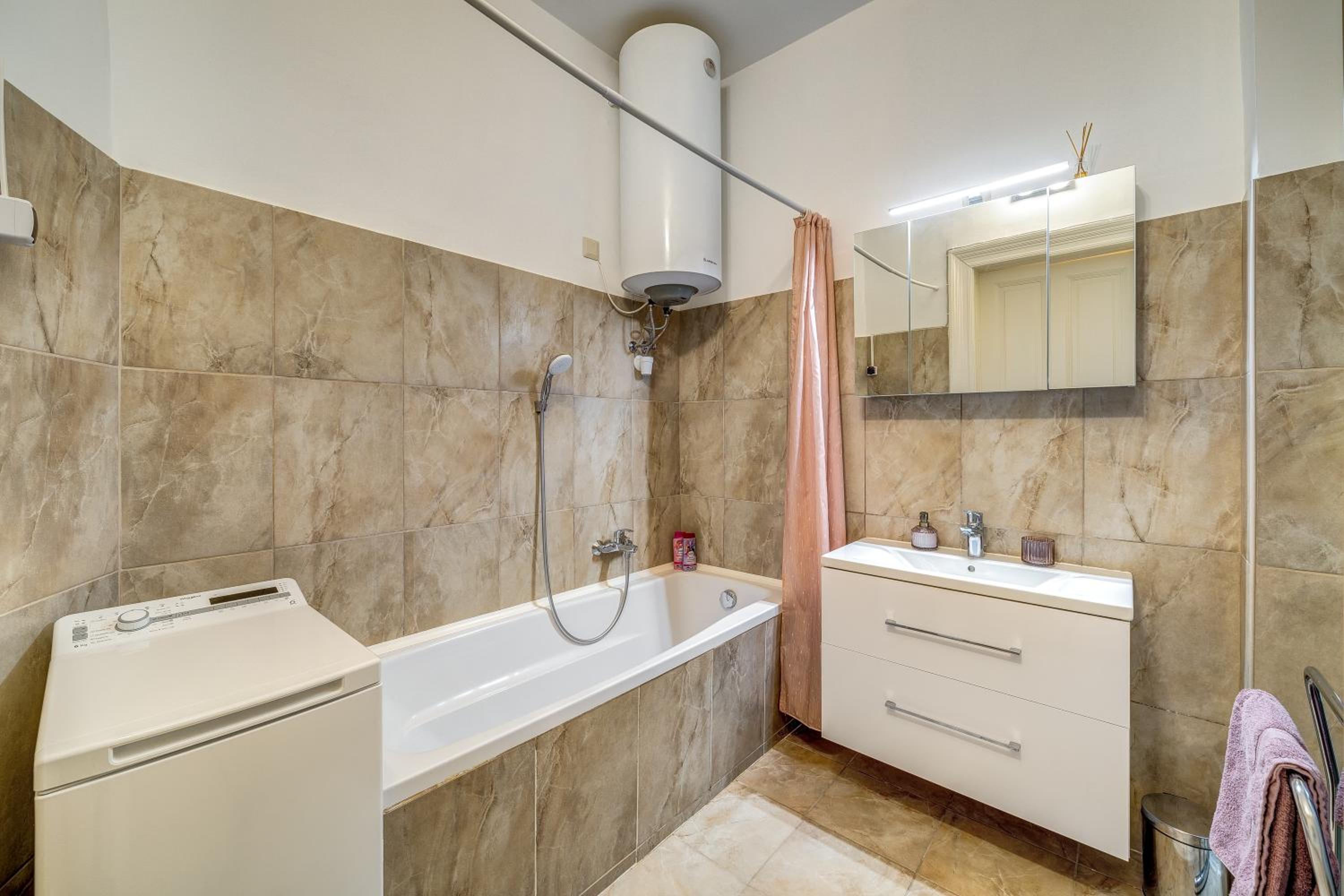 Studio Apartment - Photo 25