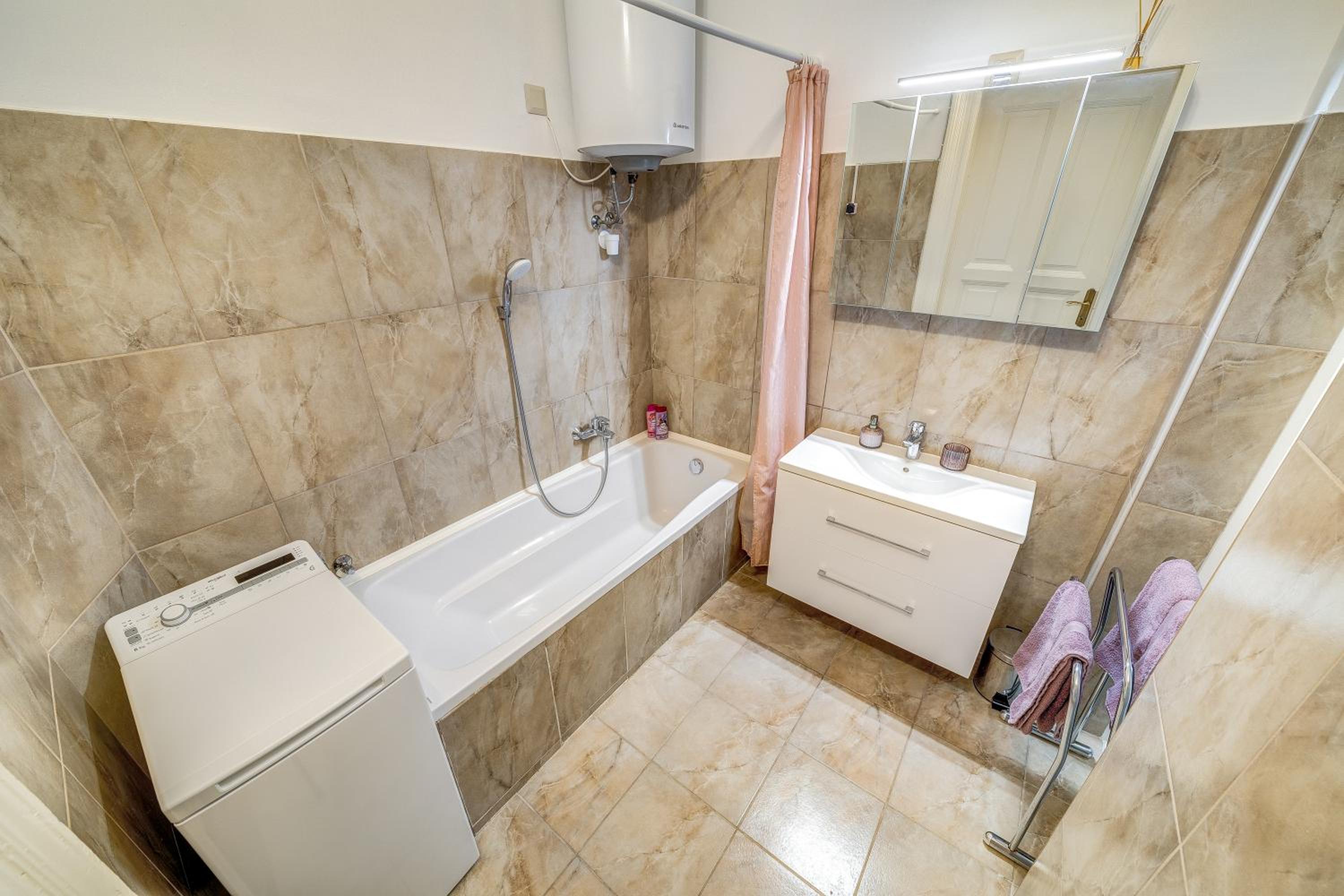 Studio Apartment - Photo 27