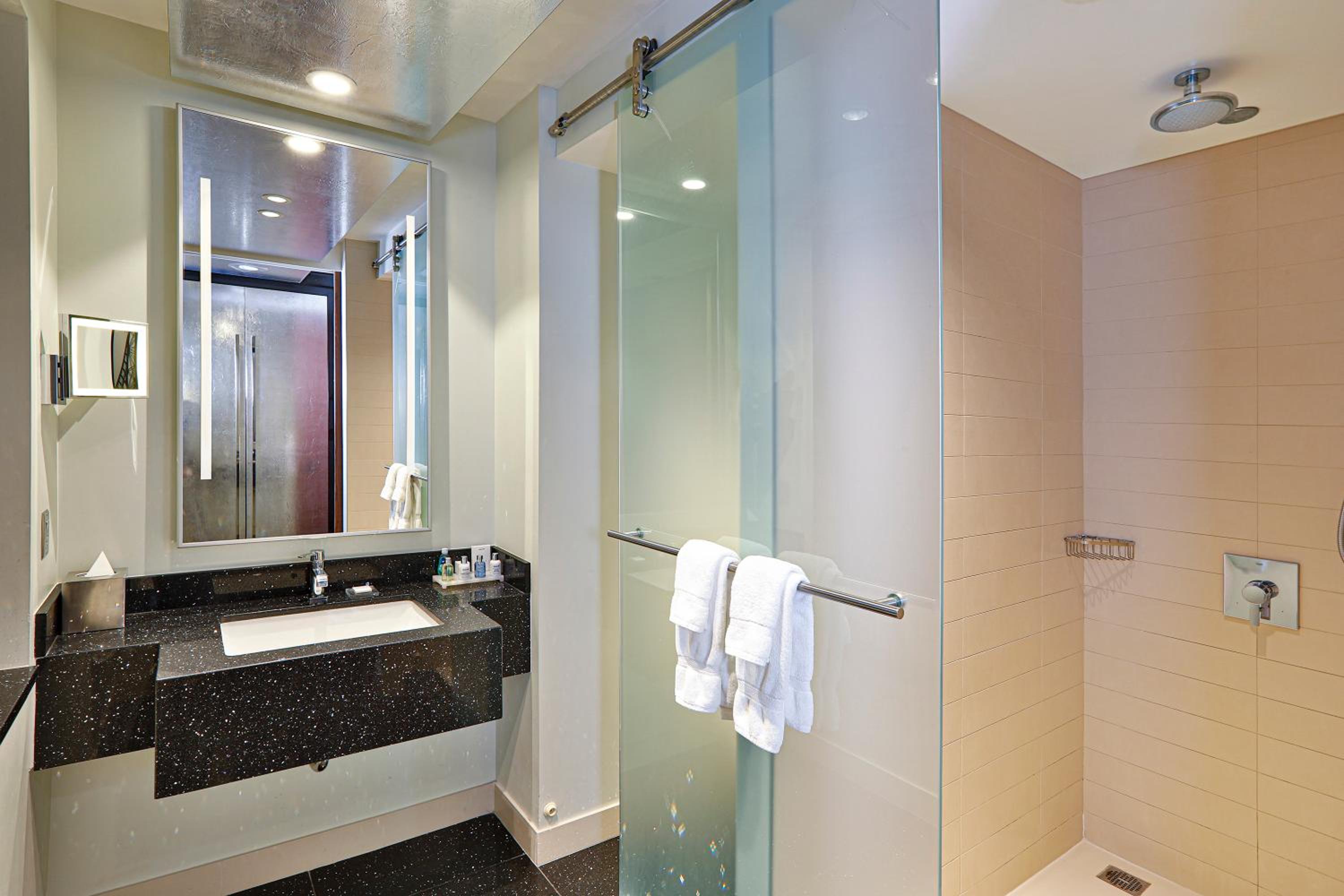 Deluxe King Room - Photo 2