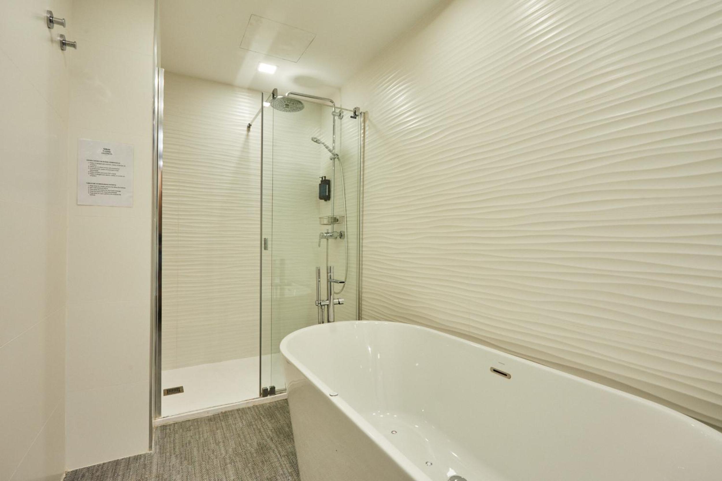 Presidential Suite with Hot Tub thumbnail 6