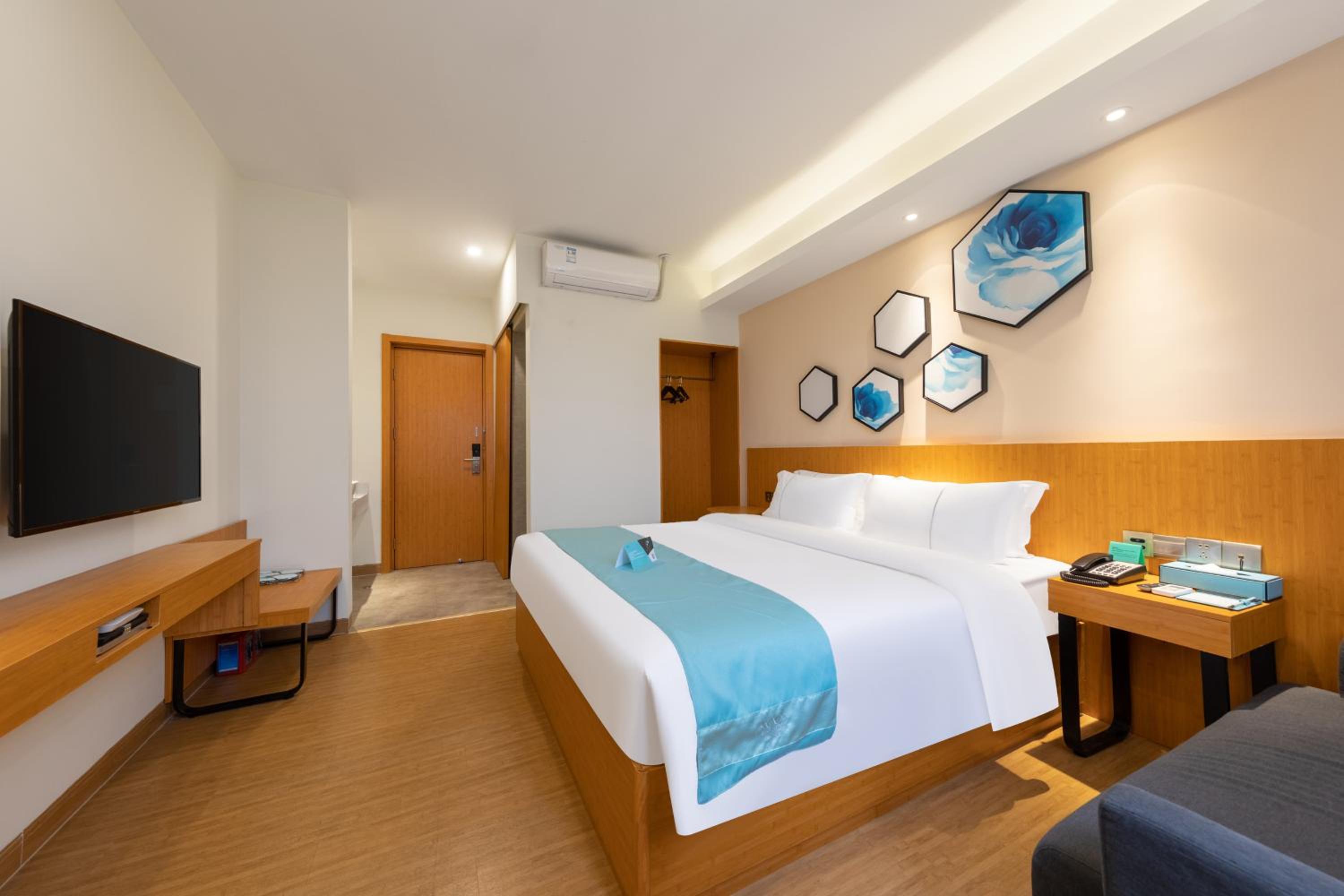 Deluxe King Room photo 1