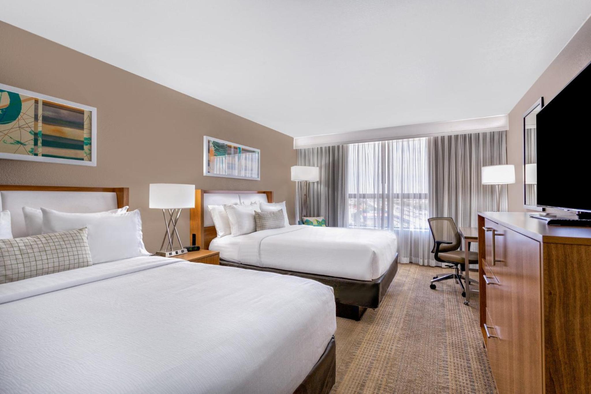Standard Queen Room with Two Queen Beds - Photo 4