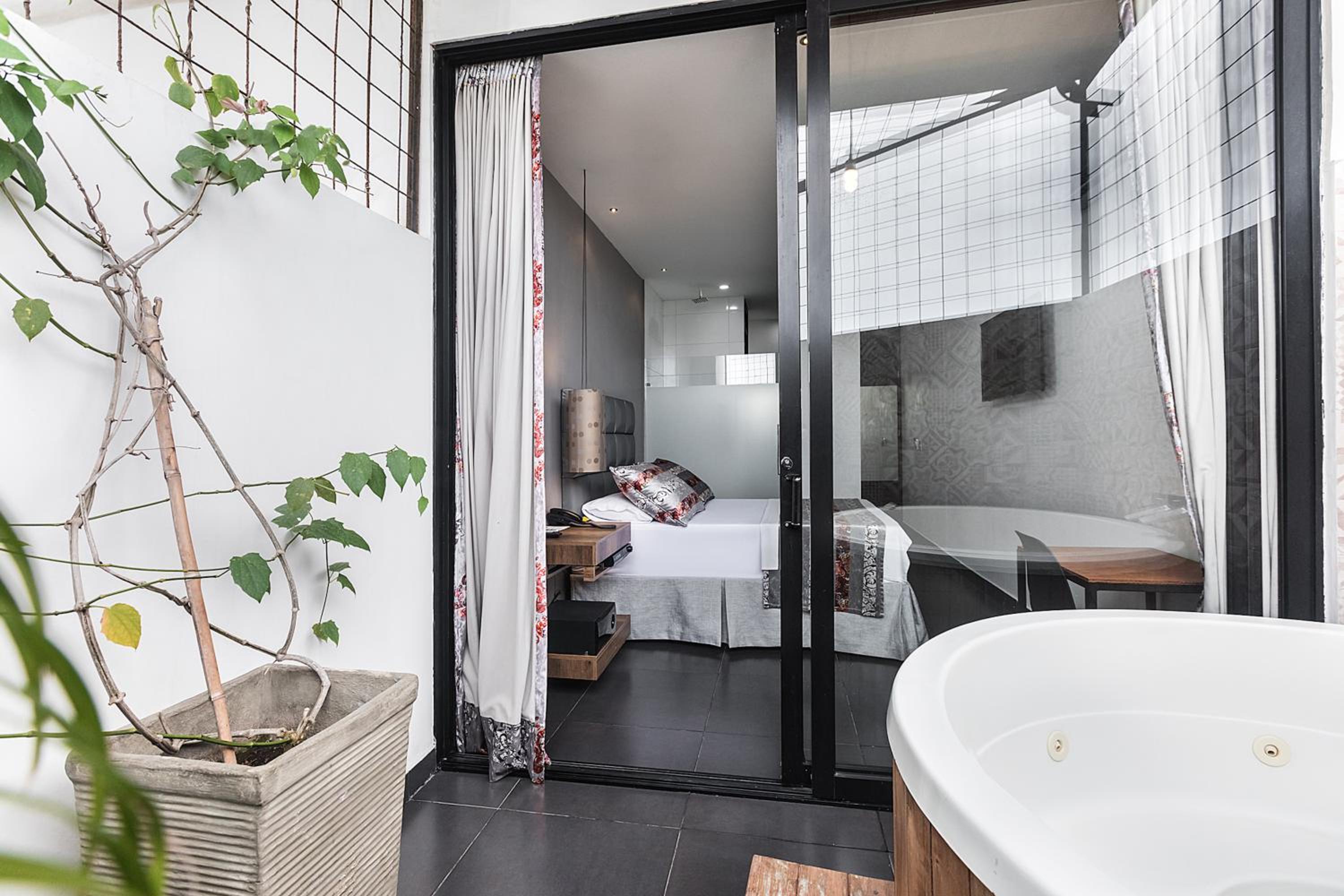 Deluxe Double Room with Bath photo 3