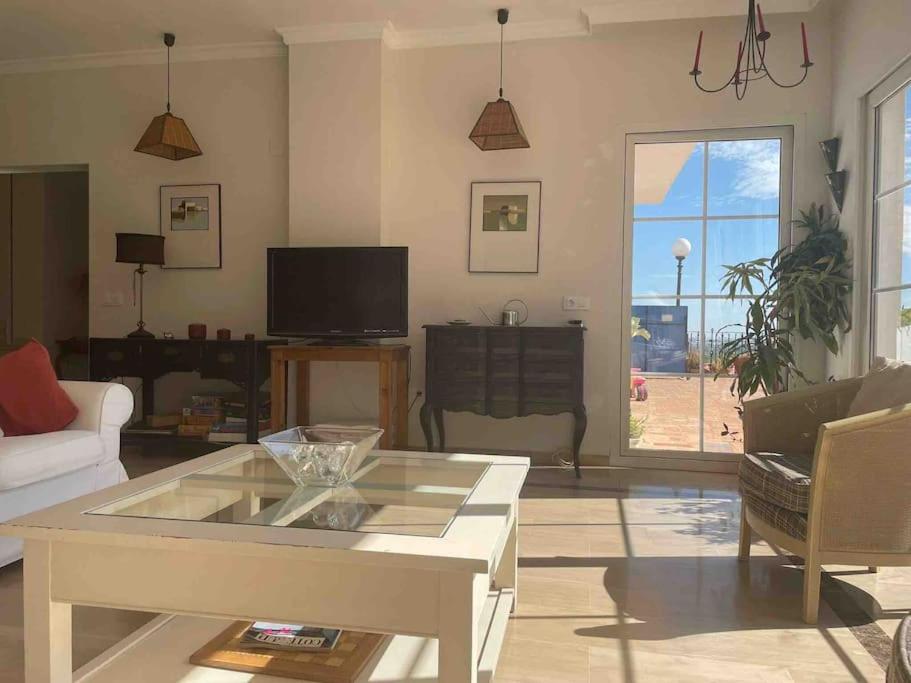 Five-Bedroom House photo 3