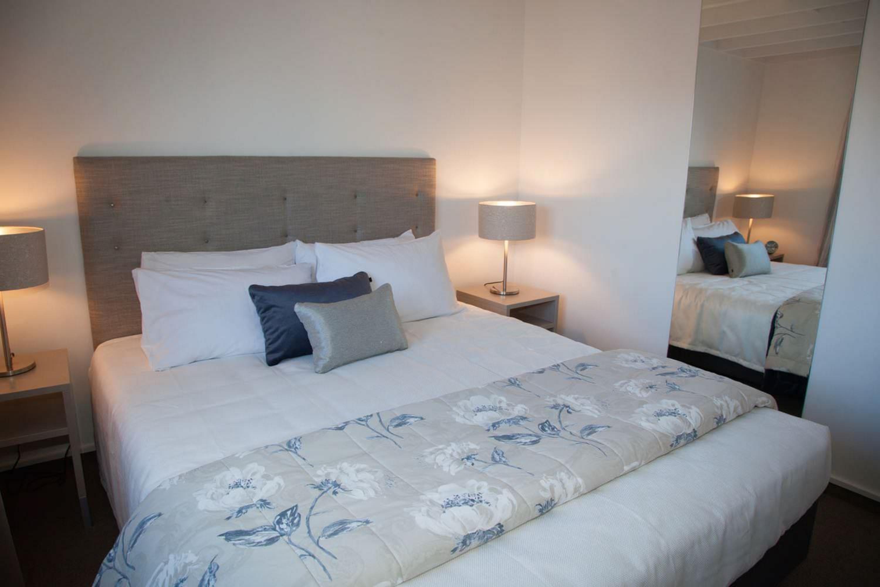 Two-Bedroom Apartment with King and Queen Bed thumbnail 6