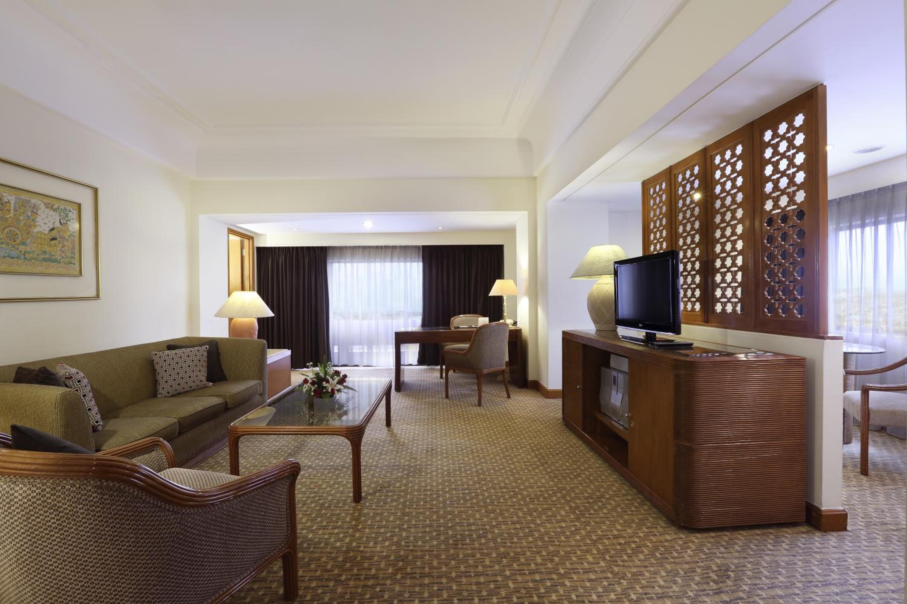 Executive Suite - Photo 2