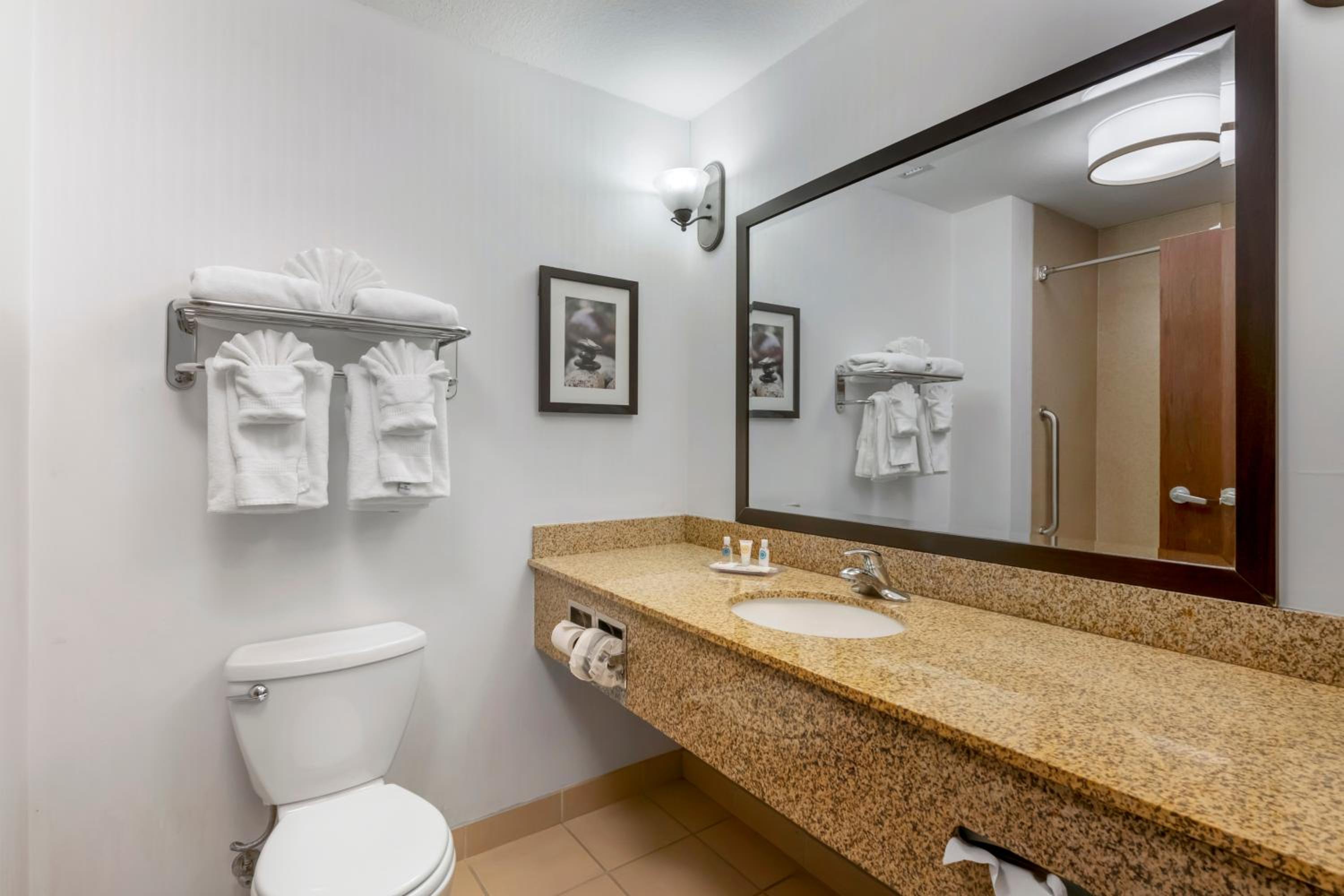Business Queen Suite with Two Queen Beds - Non-Smoking - Photo 4